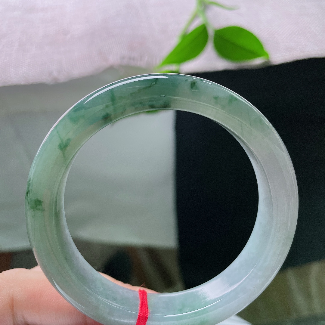 55.7/12.8/8.6 飘花正圈，天然飘花自成画卷，翠丝绵延散落，水光莹润，举手投足皆是古韵，无裂，ss56505a