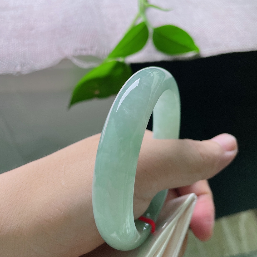 56/13/8.3，绿底正圈，整块料子满铺柔和绿底色，无杂无灰，清透如水，戴在手上显白又显贵。 无裂，ss56334a