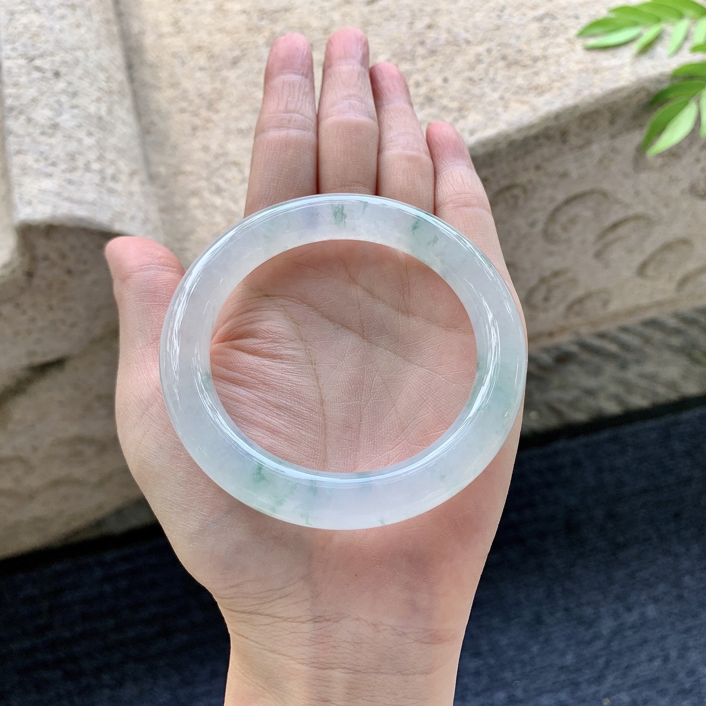 圆条54 55【圈口】55/10/10.2【编码】C5072058【描述】糯冰飘花，水润，种老，细腻，打灯有絮线