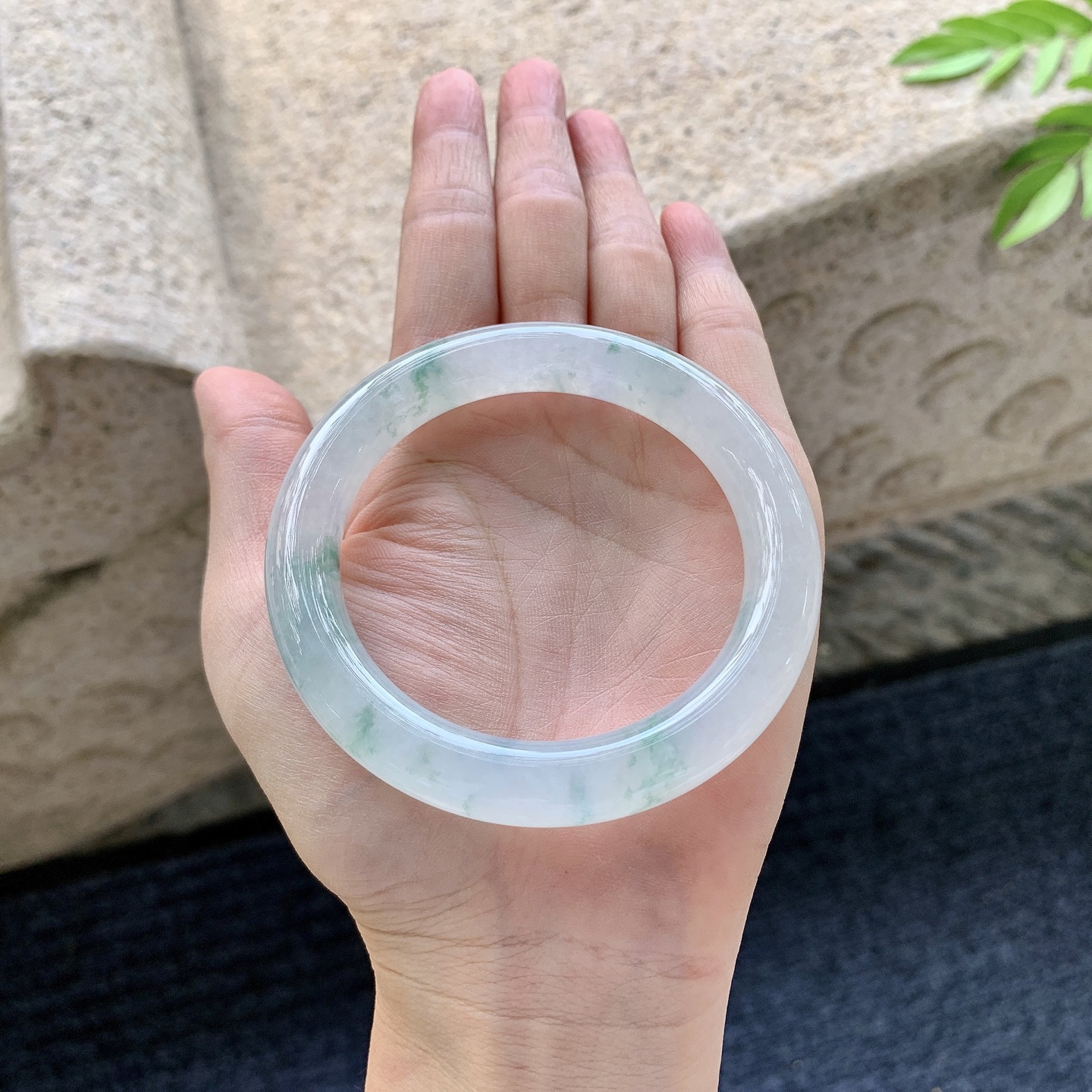 圆条54 55【圈口】55/10/10.2【编码】C5072058【描述】糯冰飘花，水润，种老，细腻