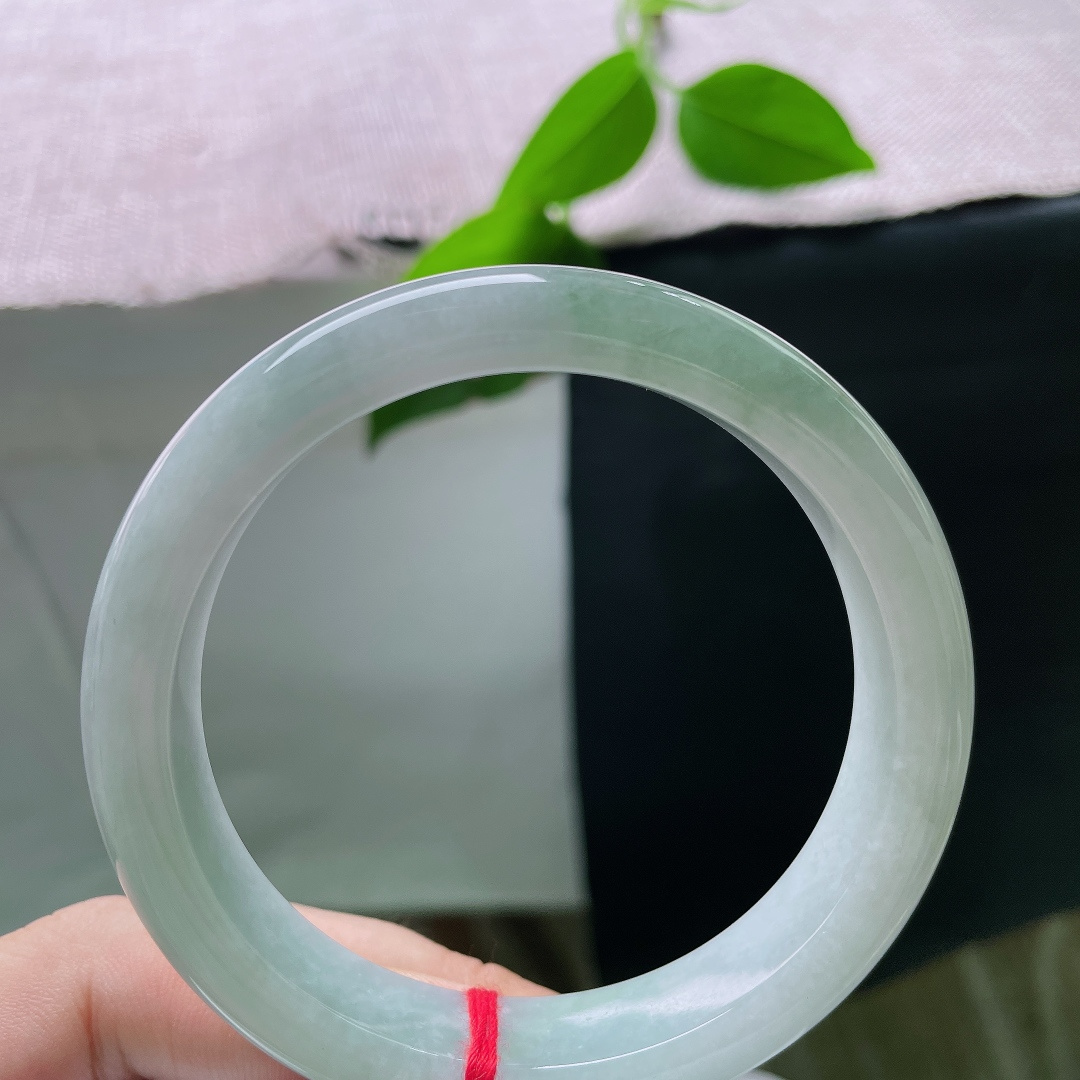 58.2/12.3/8.8，油绿正圈，无裂，白底温润细腻，一截飘花如云起青山。ss55993a