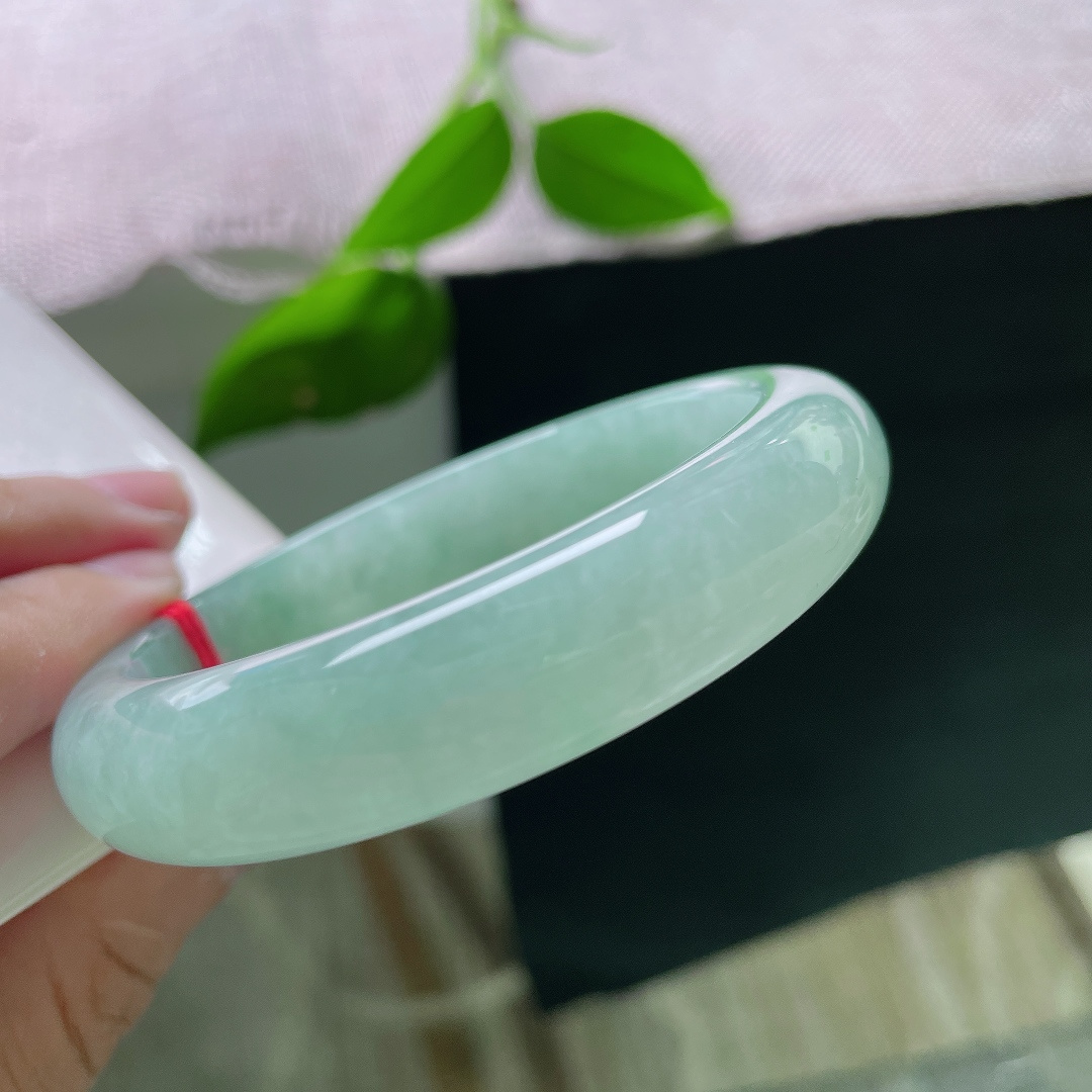 56/13/8.3，绿底正圈，整块料子满铺柔和绿底色，无杂无灰，清透如水，戴在手上显白又显贵。 无裂，ss56334a
