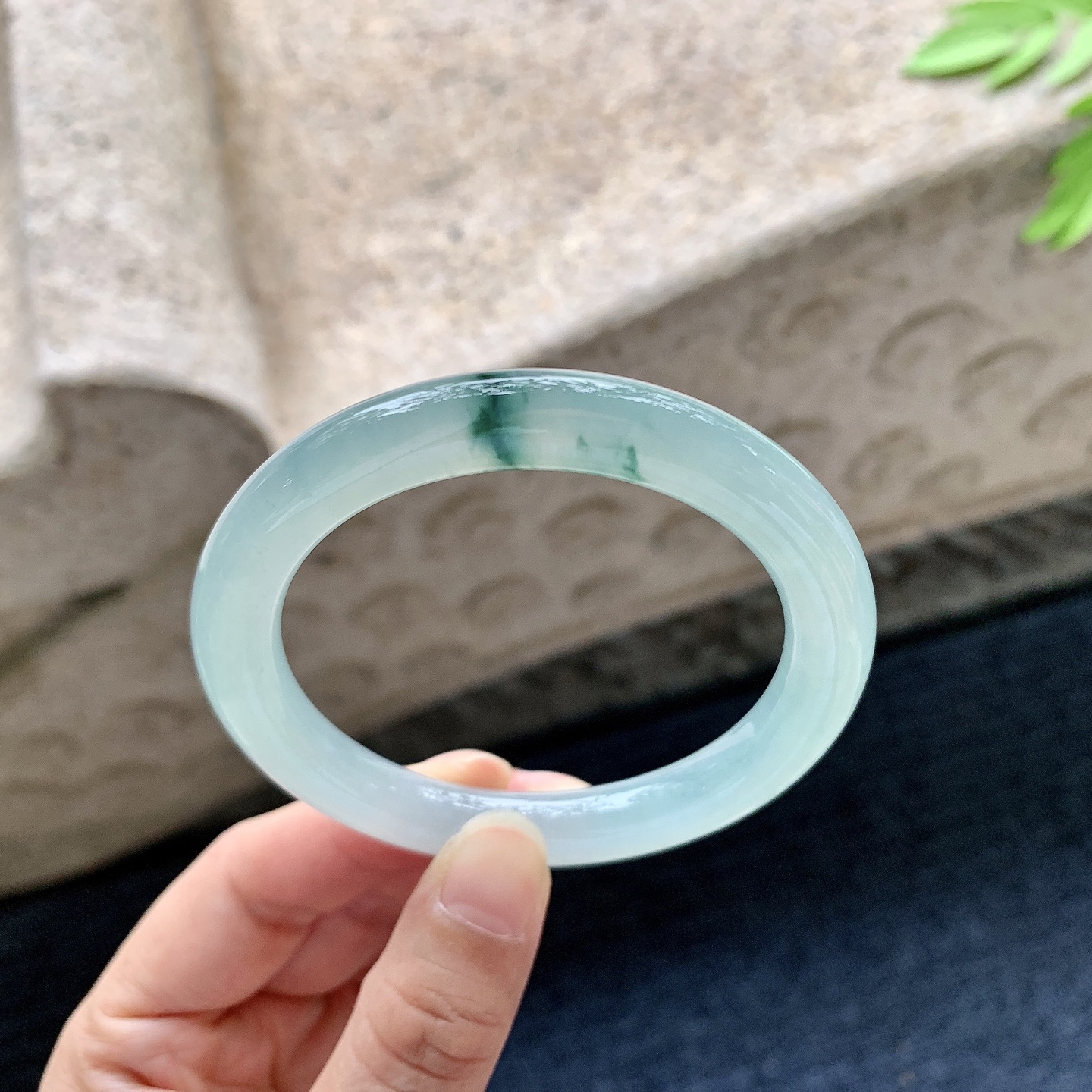圆条53 54【圈口】54/8.6/9【编码】A3071801-2【描述】冰糯飘绿，水润，种老，细腻，无裂