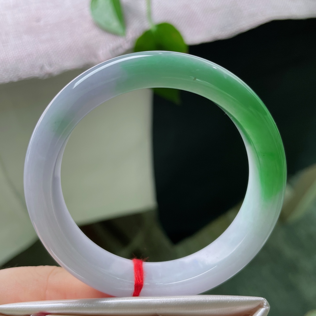 54.8/12.5/8.6，春彩正圈，无裂，淡紫为底，翠色流光，一抹鲜绿悄然铺展镯身。紫与翠天然相映，盈盈一镯，将春日色彩凝于腕间。ss56453a
