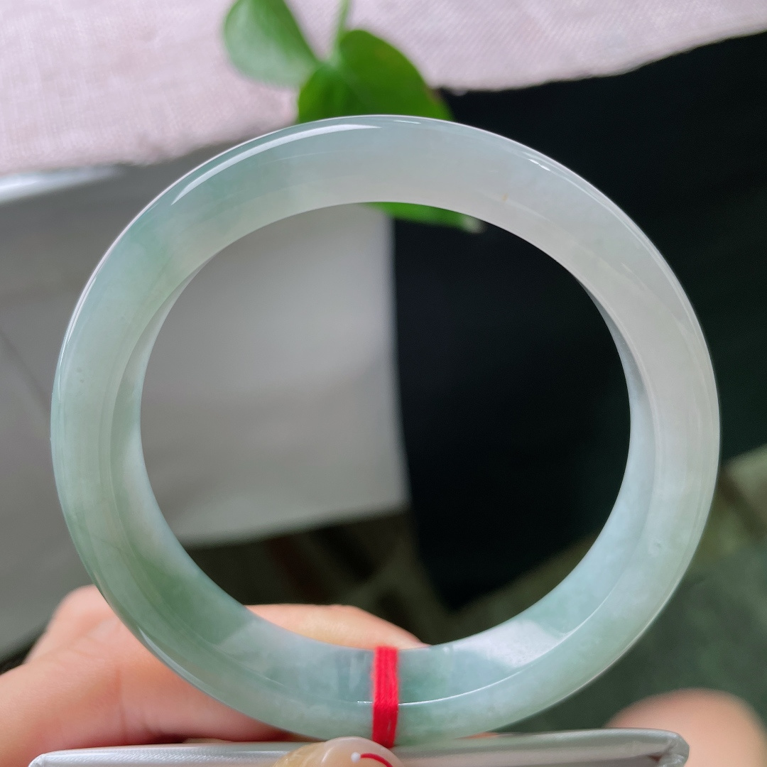 57/11.5/8.5，飘花正圈，无裂，水润，胶感十足，绿花漫镯身，雅致动人，腕间一抹江南烟雨般的诗意，温婉耐看。ss56054a