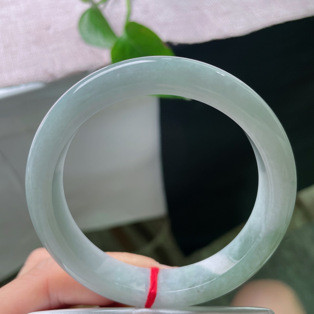 58.4/12.5/8.5，油青正圈，一点皮纹，绿意自然聚拢沉淀，山水层次感柔和唯美。ss56001a