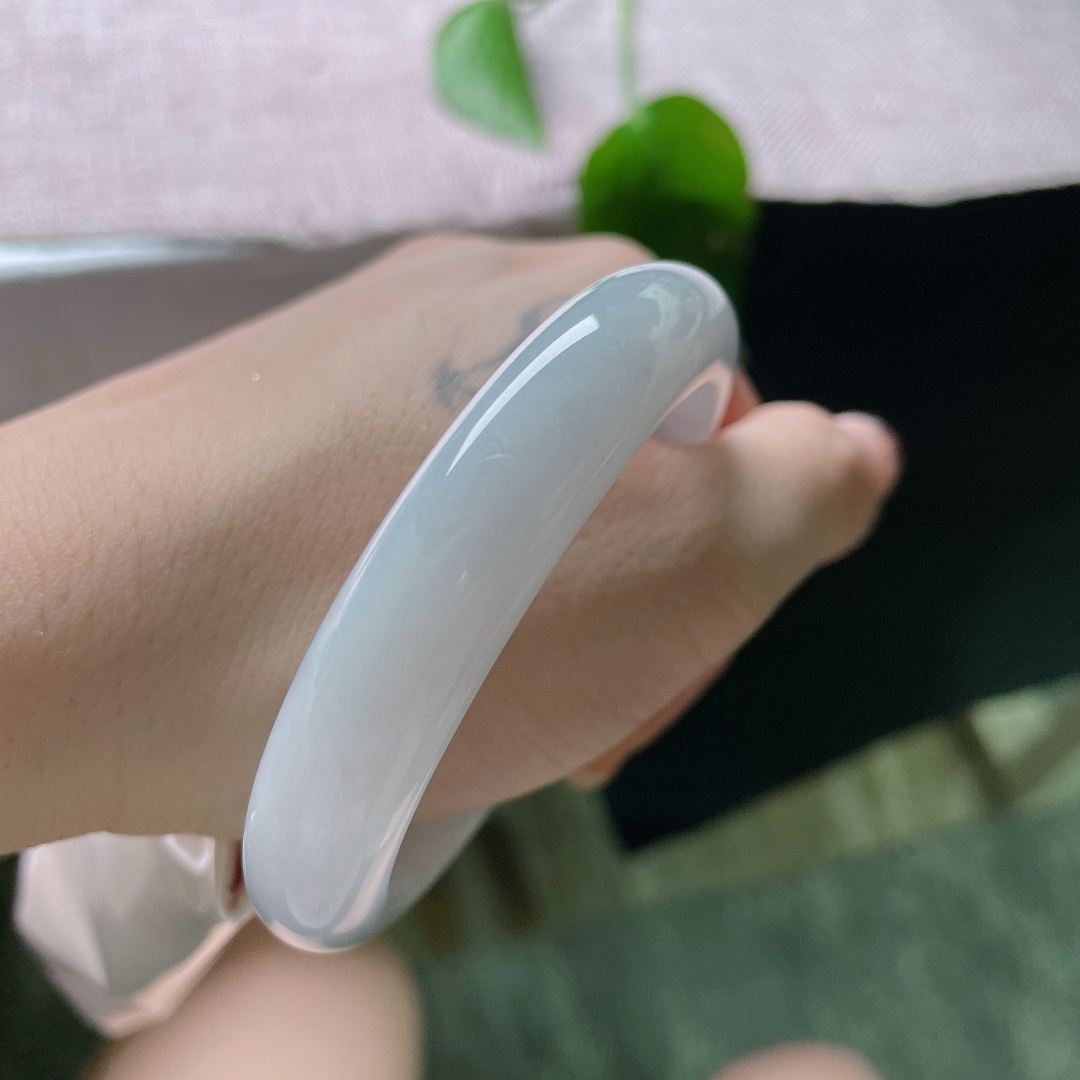 54.7/11.8/8.1，粉底正圈，无裂，镯身带着少许天然洒金小点，原生态韵味别致。ss56114a