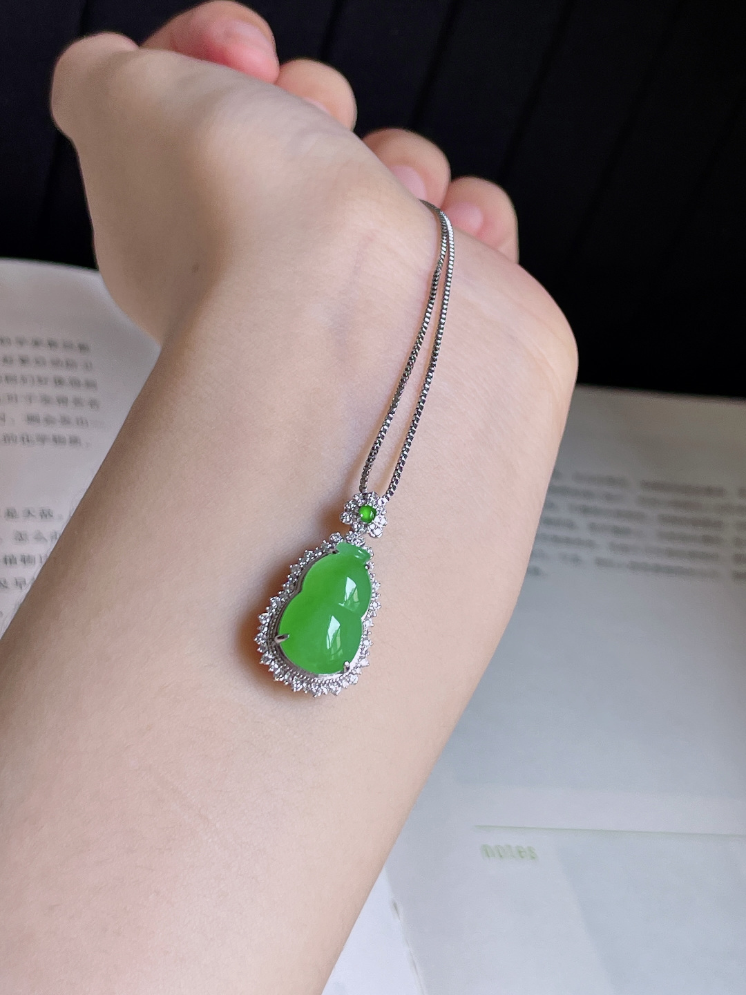 ️ 冰阳绿葫芦 色泽鲜艳 种老水润 18k金镶嵌 整体 25.7/14.3/9.3 裸石 15.4/9.6