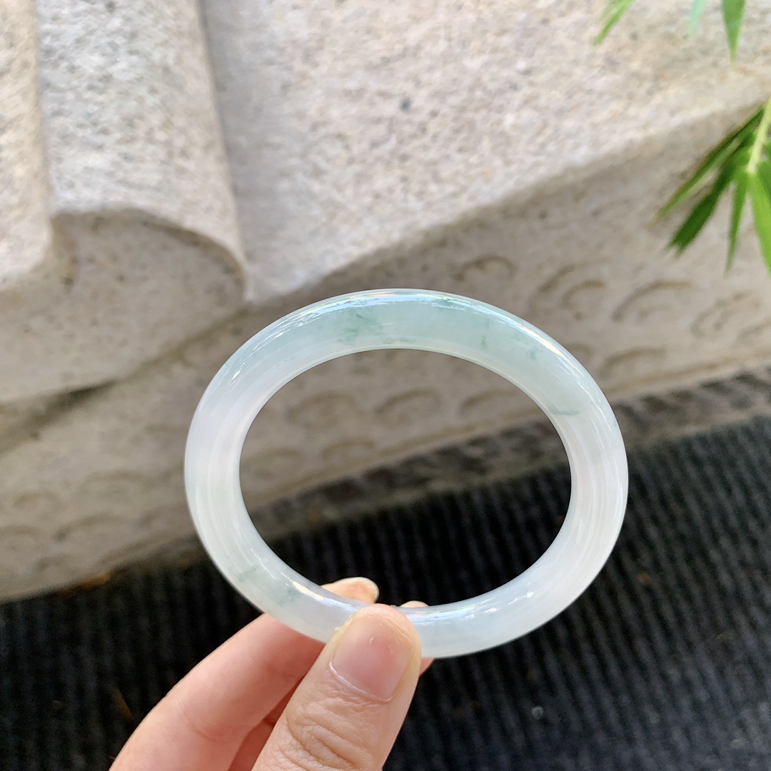 圆条53 54【圈口】54.8/8.5/8.8【编码】Q5072077【描述】糯冰飘花，水润，种老，细腻，打灯有絮线
