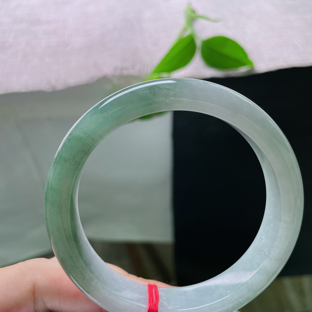 58.6/13/8.5，天然油青玉镯，自带细腻胶感，青调柔和匀净，素圈简约大气，衬女子从容温婉气质。 一点色线，ss55996a