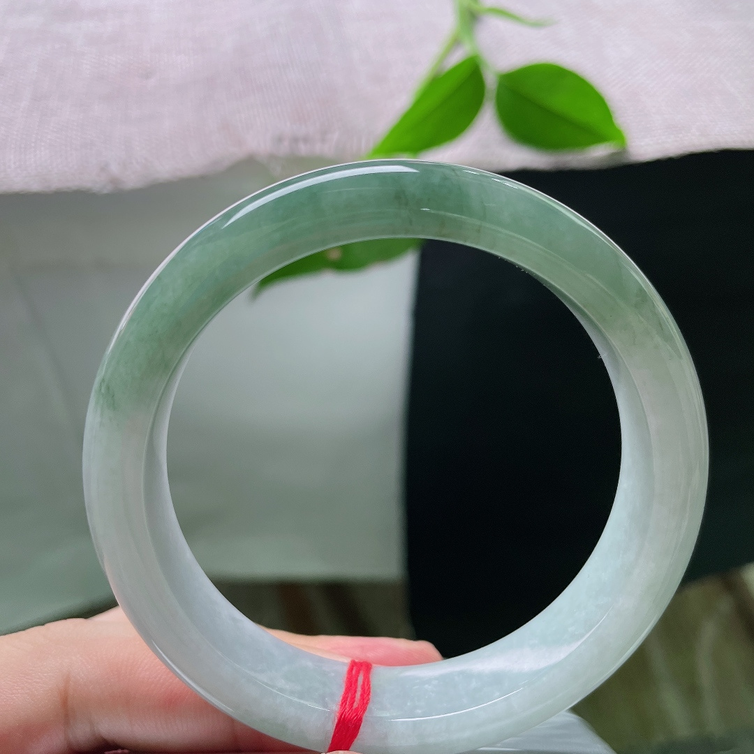 58.6/13/8.5，天然油青玉镯，自带细腻胶感，青调柔和匀净，素圈简约大气，衬女子从容温婉气质。