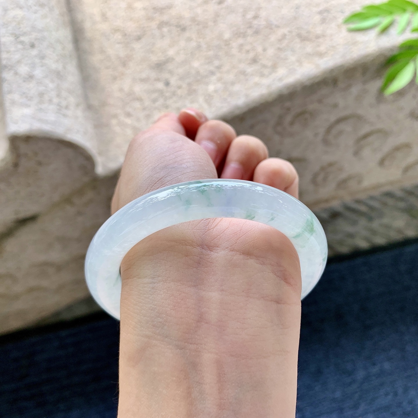 圆条54 55【圈口】55/10/10.2【编码】C5072058【描述】糯冰飘花，水润，种老，细腻，打灯有絮线