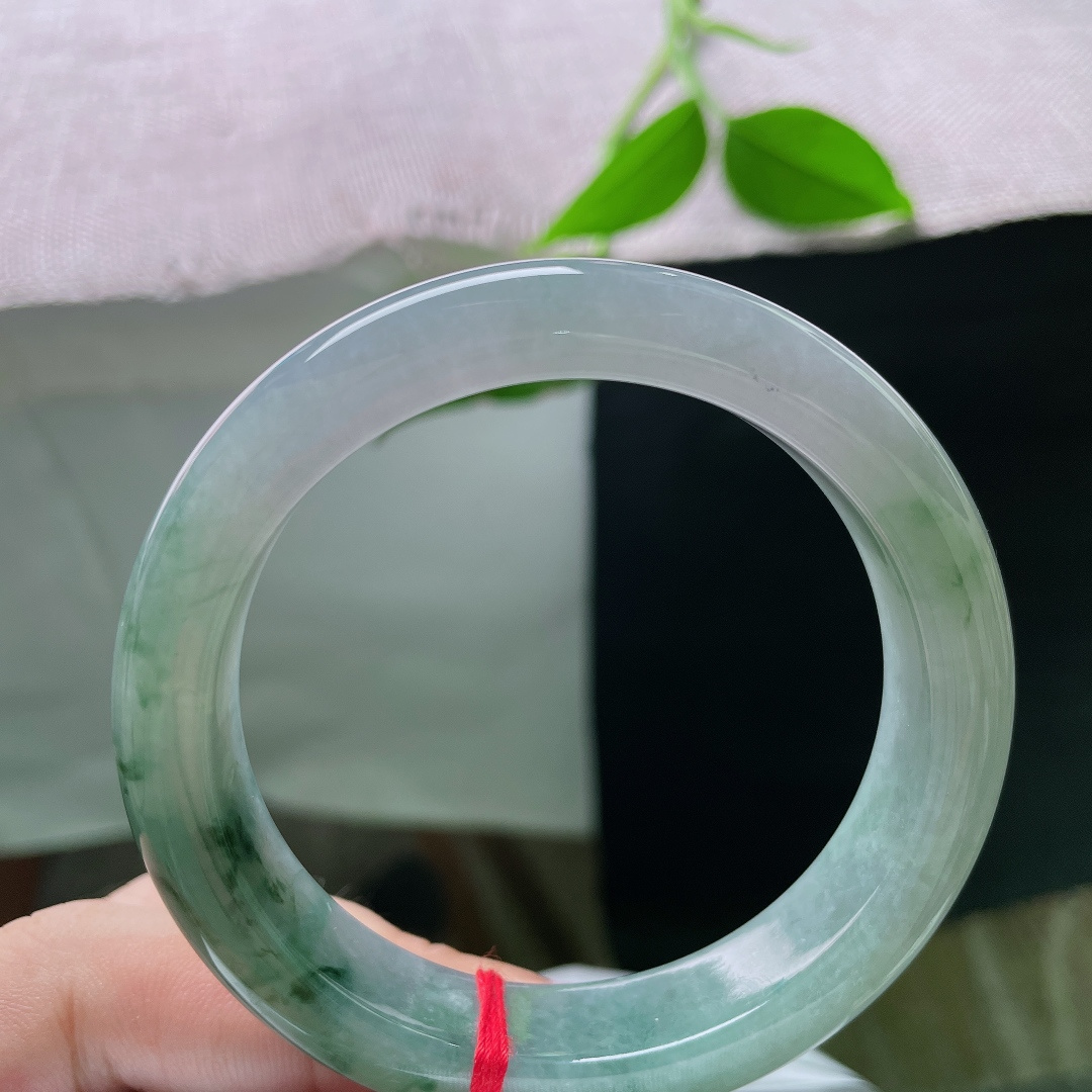 55.7/12.8/8.6 飘花正圈，天然飘花自成画卷，翠丝绵延散落，水光莹润，举手投足皆是古韵，无裂，ss56505a