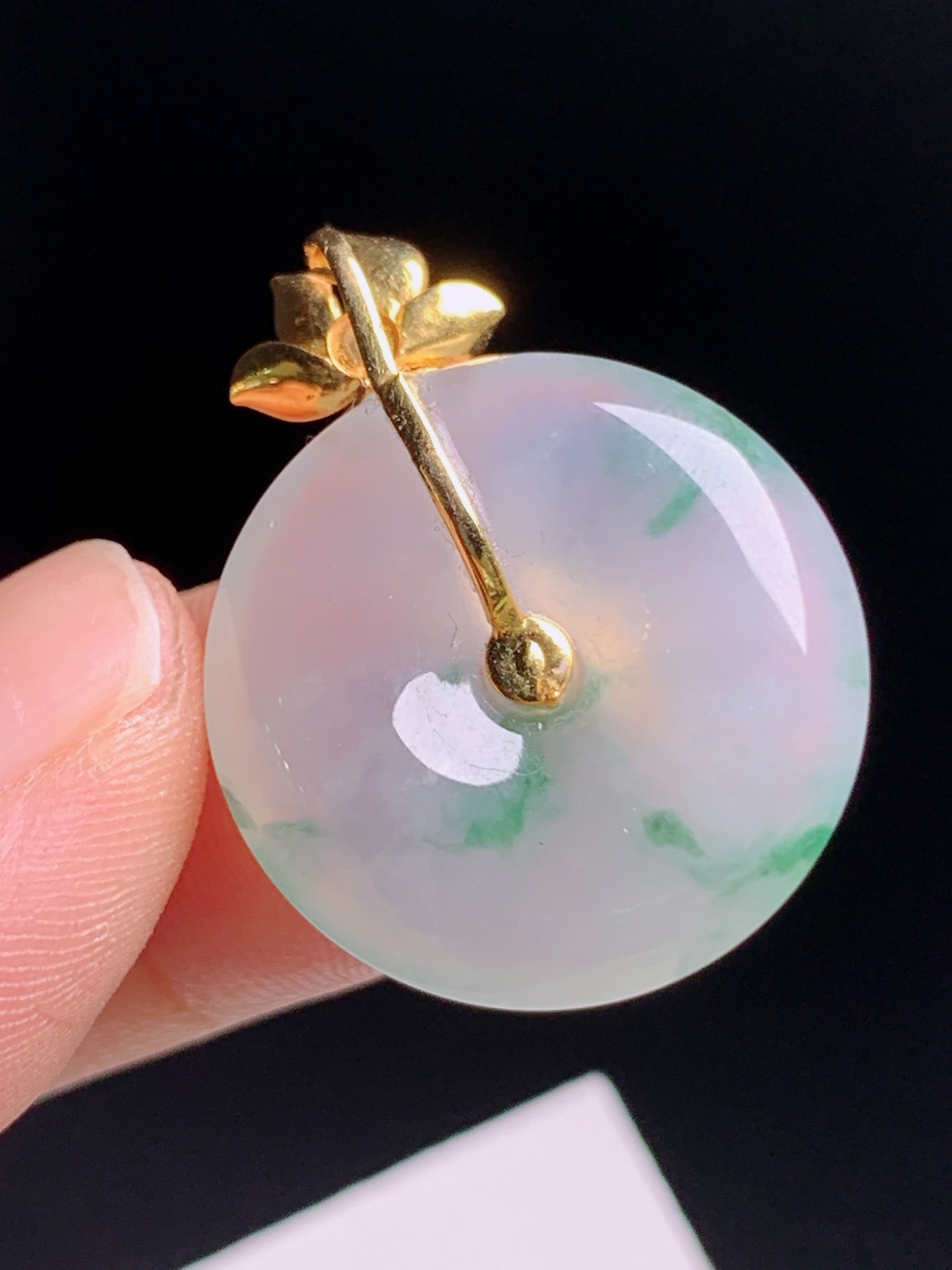 冰飘花平安扣吊坠，玉质细腻柔光满溢，花色飘逸灵动