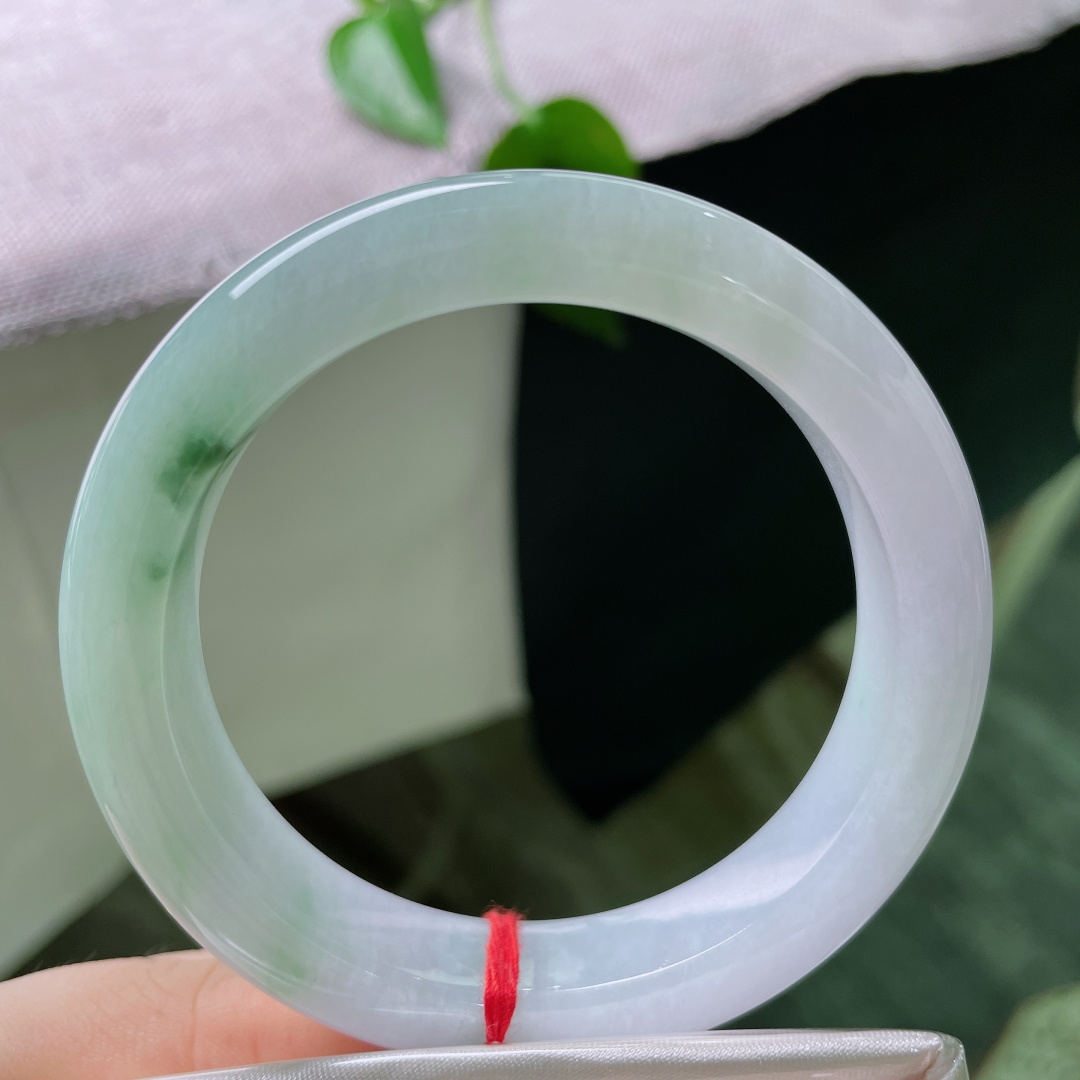 56/12.8/9.6，飘花正圈，无裂，淡紫绕半，翠影随行，天然飘花肆意舒展，清浅绿意点缀腕间，恬淡素雅，温柔恰到好处。ss56490a