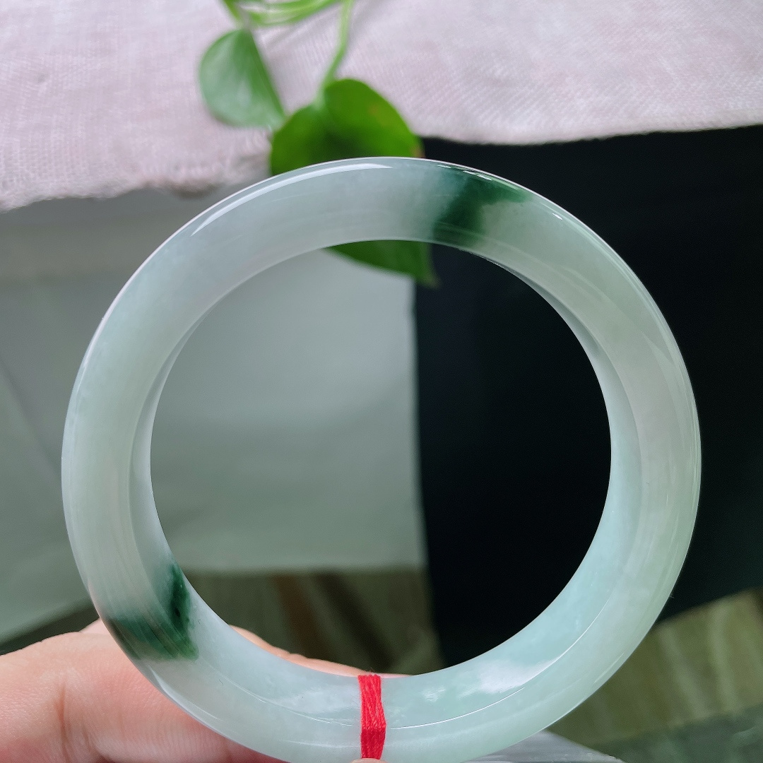 58.4/12.1/8.9，飘花正圈，无裂，白底凝清润，两段墨翠，自成山水。ss56302a