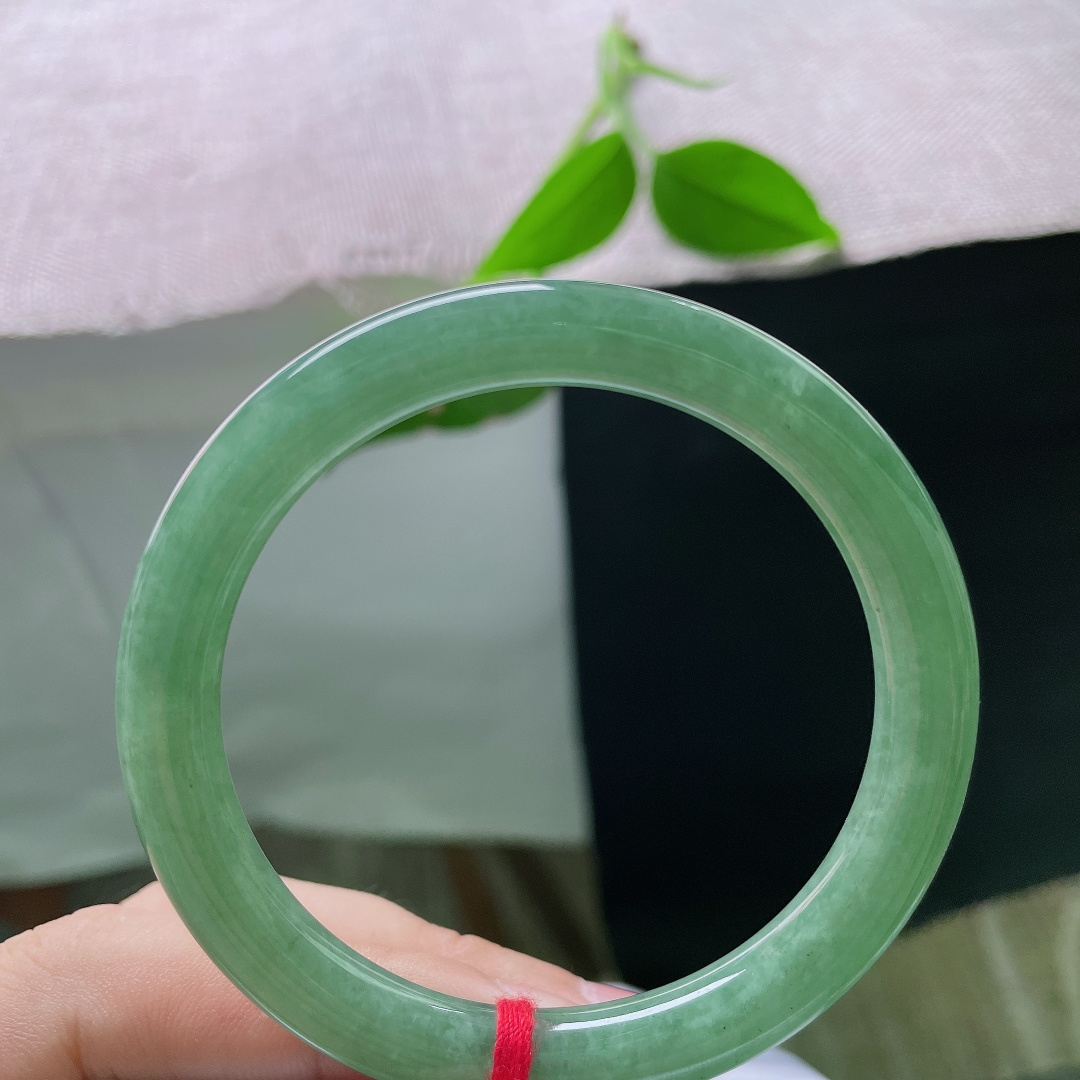 54.8/8.0，油青圆条，清油凝翠，雾青漫镯，触手温润细腻，抬手自带沉静氛围感，尽显低调东方风骨。