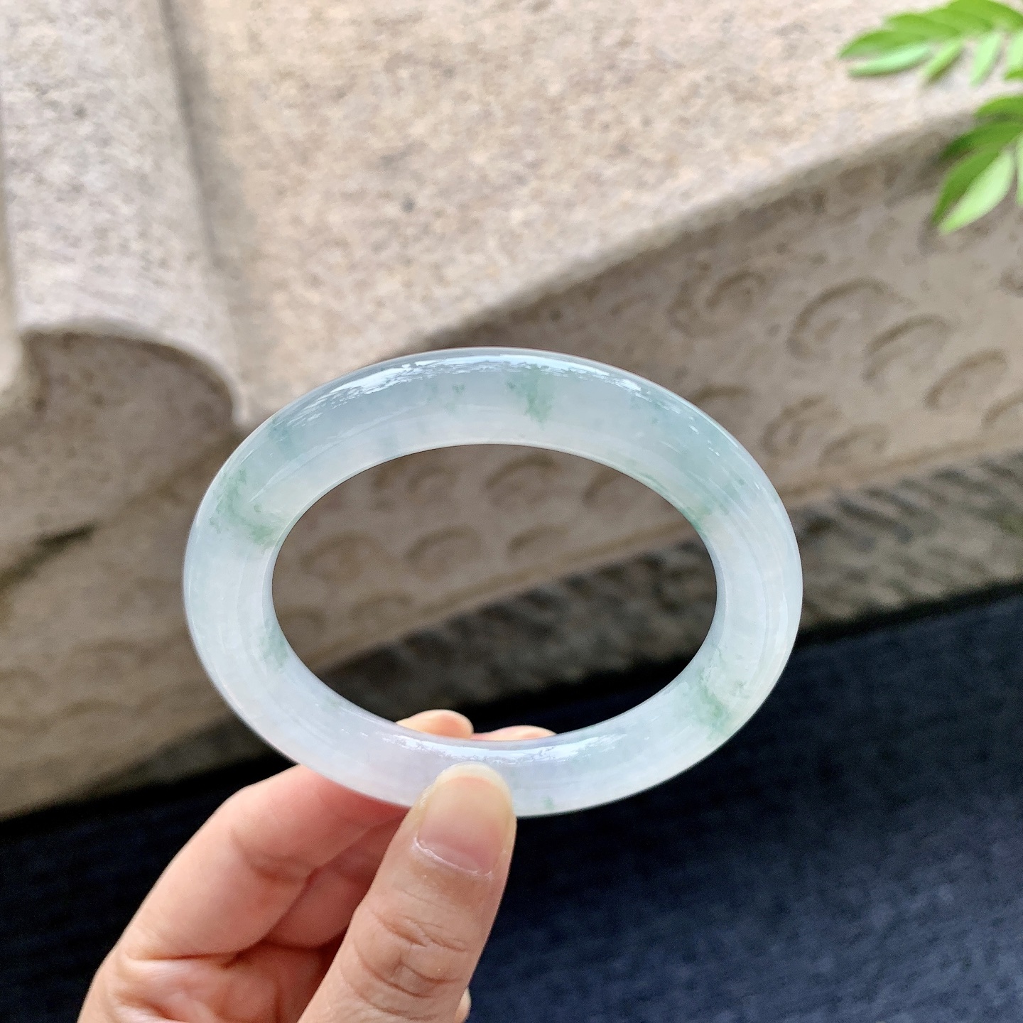 圆条54 55【圈口】55/10/10.2【编码】C5072058【描述】糯冰飘花，水润，种老，细腻，打灯有絮线