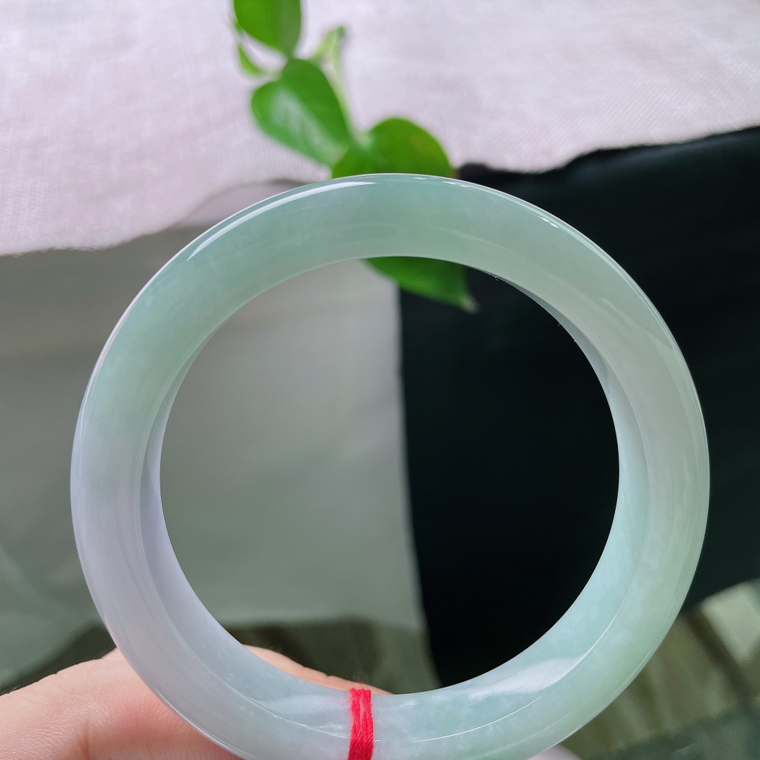 59.8/12.3/9.3，春彩正圈，无裂，糯冰种春彩正装手镯，一半淡雅紫色，一半清新晴绿，双色自然过渡相融。ss56396a