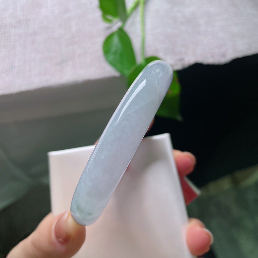58.7/12.7/10，正圈，天然紫玉藏祥瑞，一抹淡紫落腕间，古韵悠然，耐看绵长，一点皮纹，ss56425a