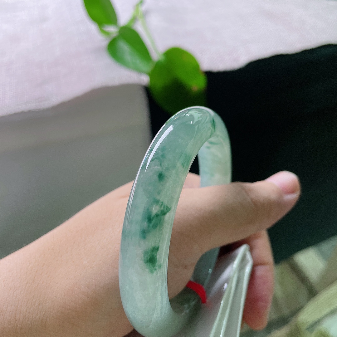 57.2/12.3/9.6，冰飘花正圈，无裂，清透冰，自带胶感。写意蓝花错落飘散于镯身，如同远山翠影晕染开来，意境清雅，诗意氛围感拉满，收藏自留皆相宜。ss56147a