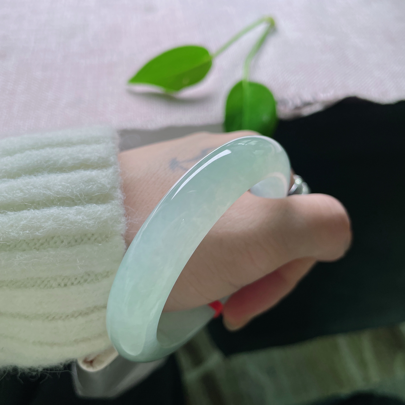 特惠活动#53/12.7/8.6，冰晴底正圈，冰透细腻，底色清润如雨后晴空，上手温婉又显贵。ss55600a