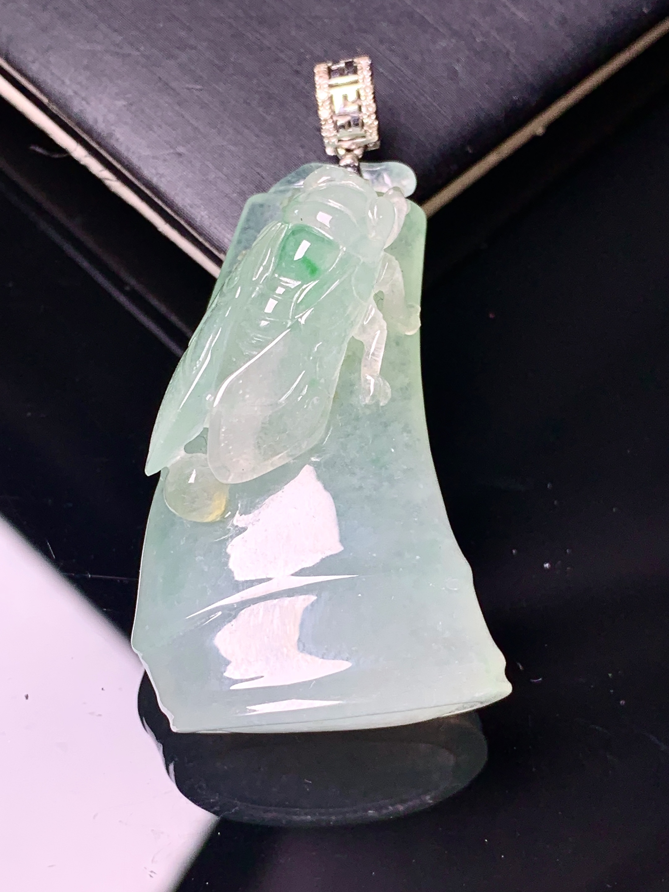 18k金镶嵌飘绿竹节吊坠 玉质细腻 色泽艳丽清新 水润亮眼 整体尺寸47*22.8*13.3 f4