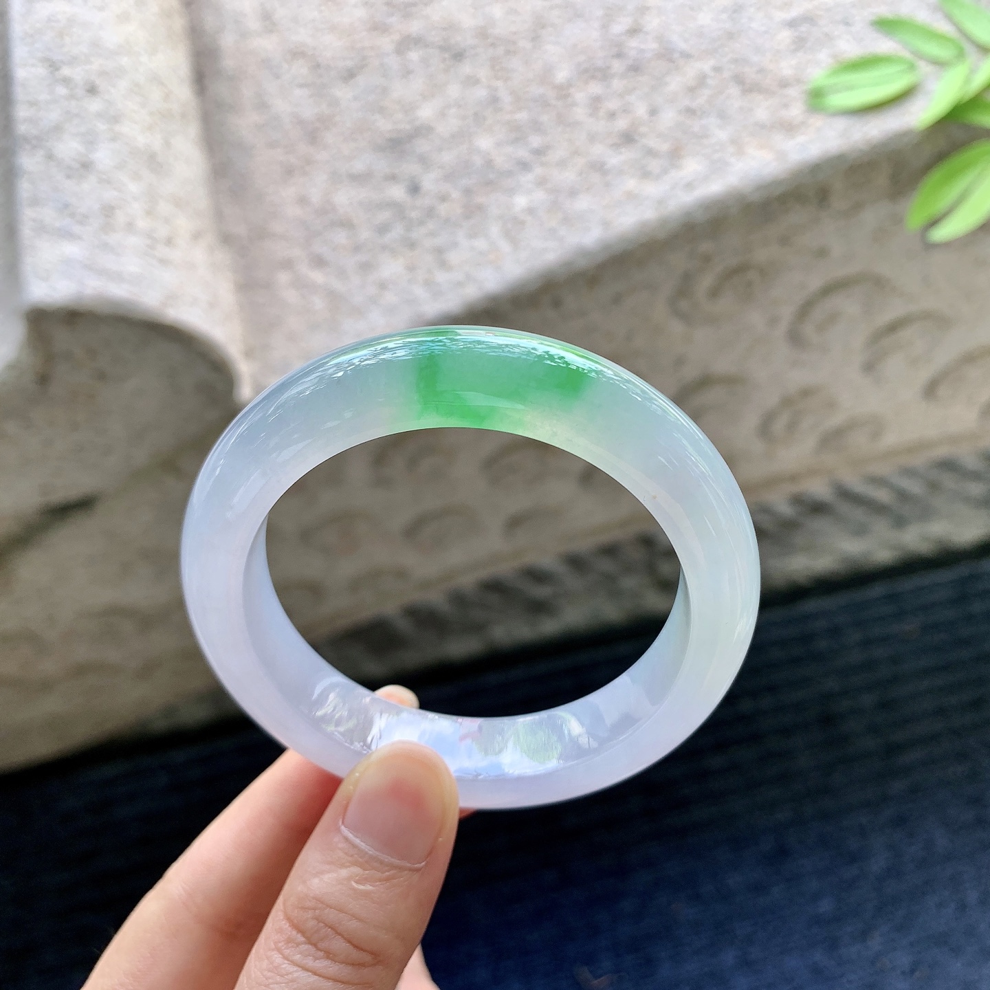 正圈 52 53，圈口53.8/12.3/9，编码G19072303，描述：冰糯春彩，水润，种老，细腻，打灯有纹线