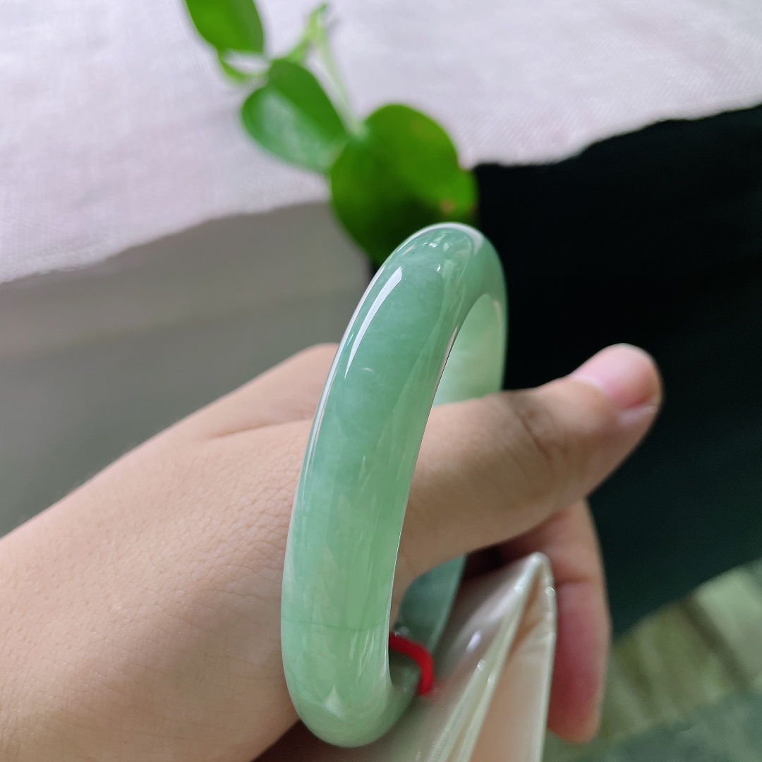 52.3/11.3/8.8，绿底正圈，无裂，水色清亮饱满，通体一色柔和匀称，没有脏点杂色，观感干净舒服。ss56138a