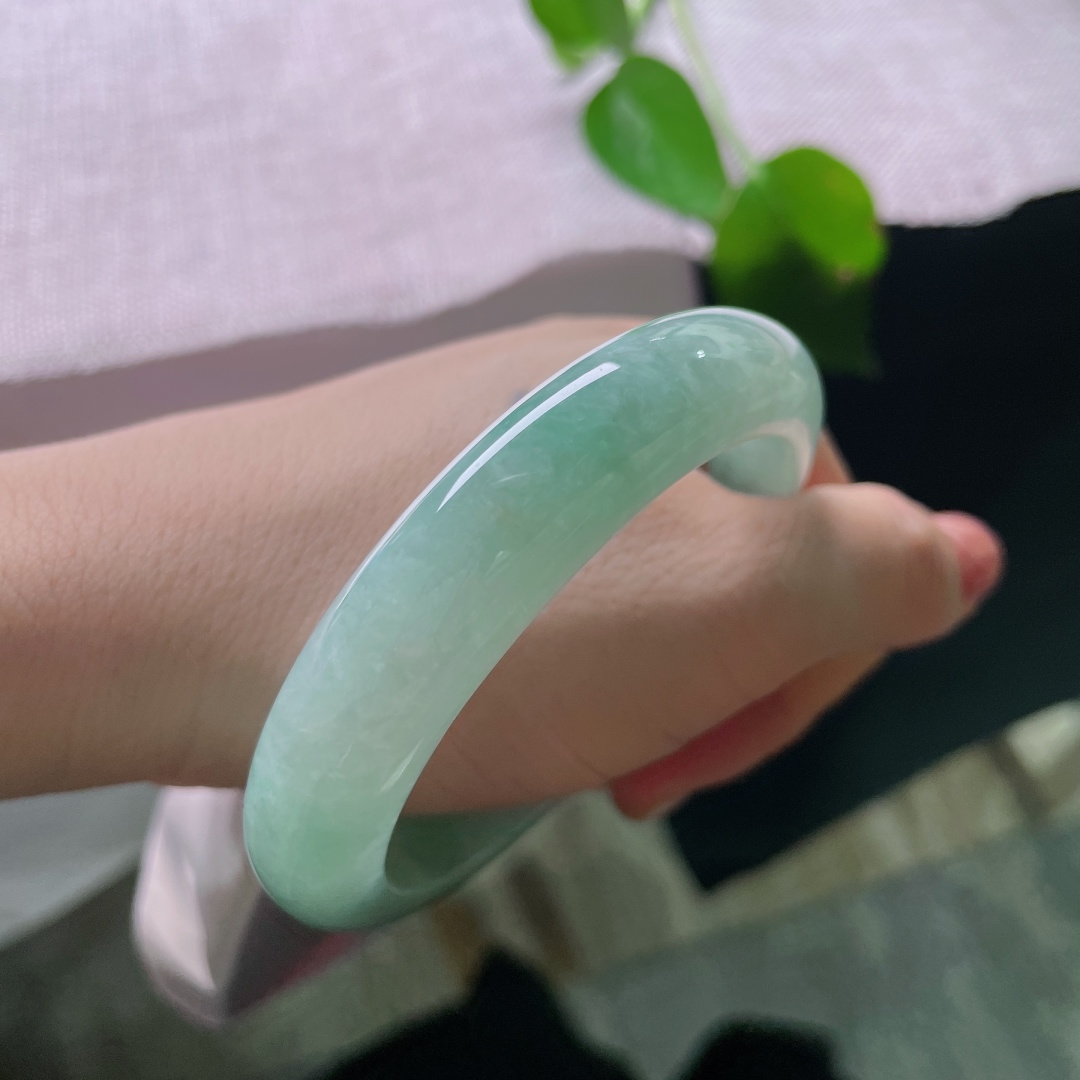 57.7/13.1/9.0，绿底正圈，晶体，气质娴静优雅，少女佩戴温柔恬静，成熟女性佩戴端庄从容。ss ss56343a