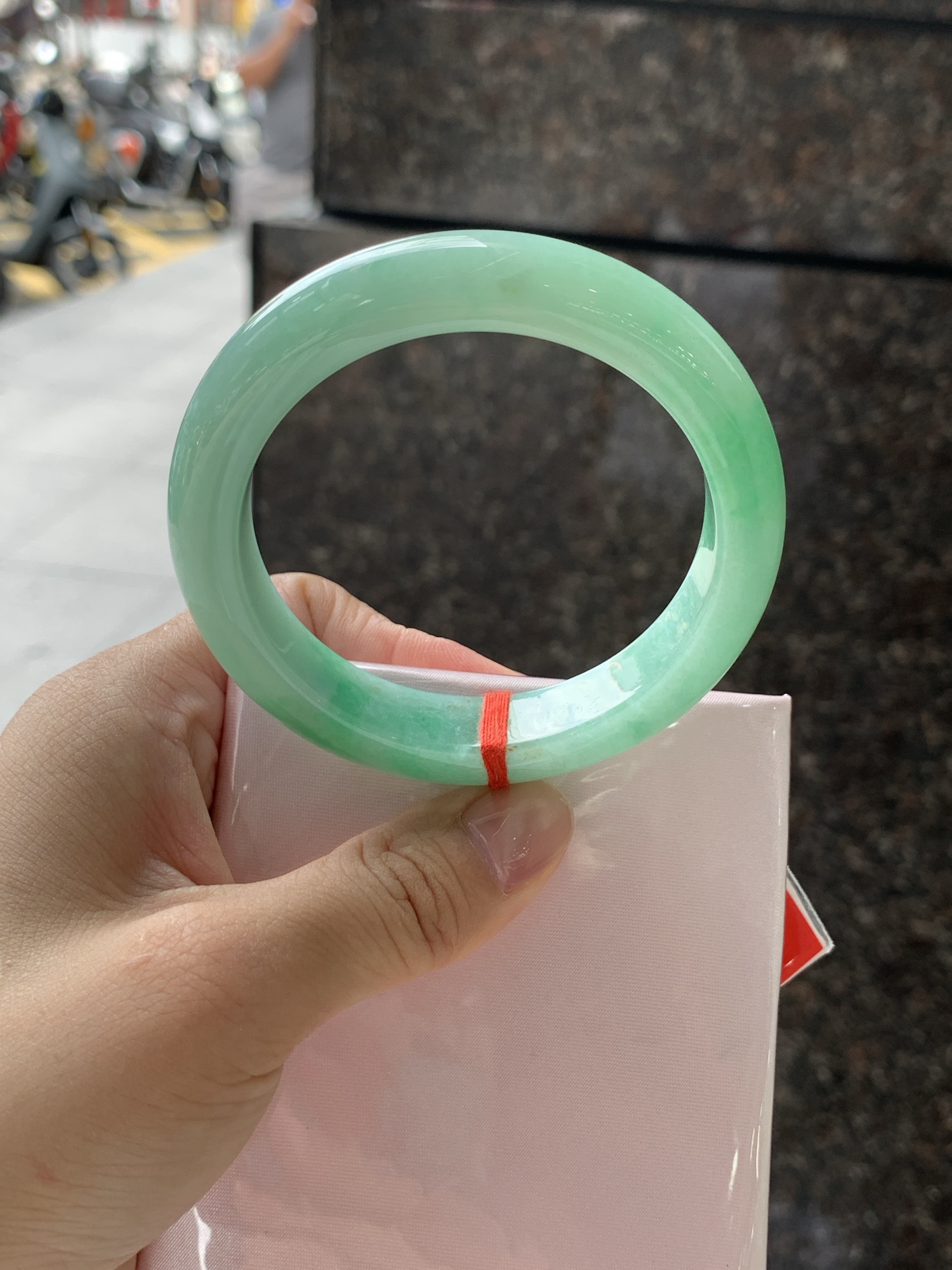 果绿正圈 56.5-12.3-9.1 0722-FF-3739 打灯细棉纹，底妆水润细腻，通透的苹果绿底色像是被春雨洗过的嫩叶在，阳光下还会透出甜甜的蜜糖光泽，夏日清新感拉满