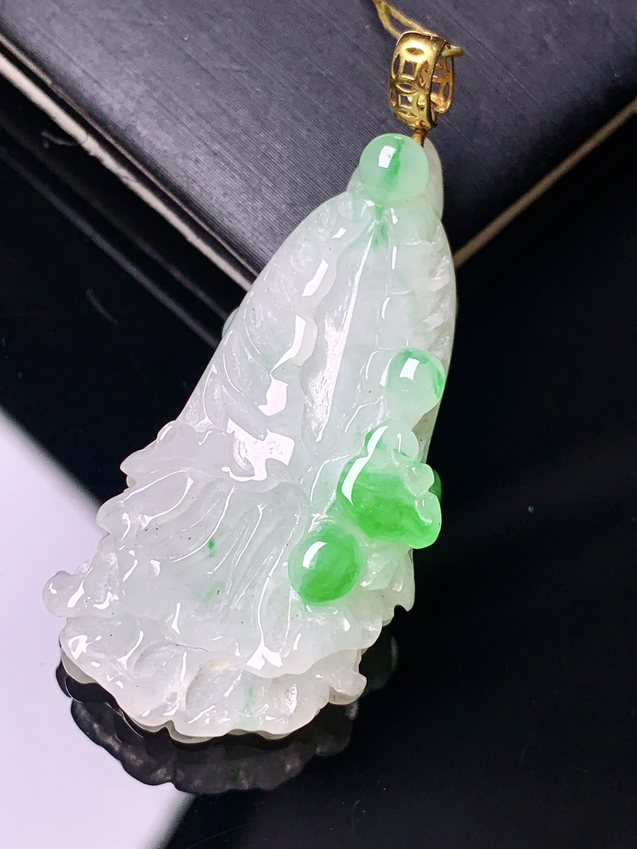 18k金镶嵌飘绿白菜吊坠 玉质细腻 色泽艳丽清新 水润亮眼 整体尺寸35.6*17.6*8.6 k5