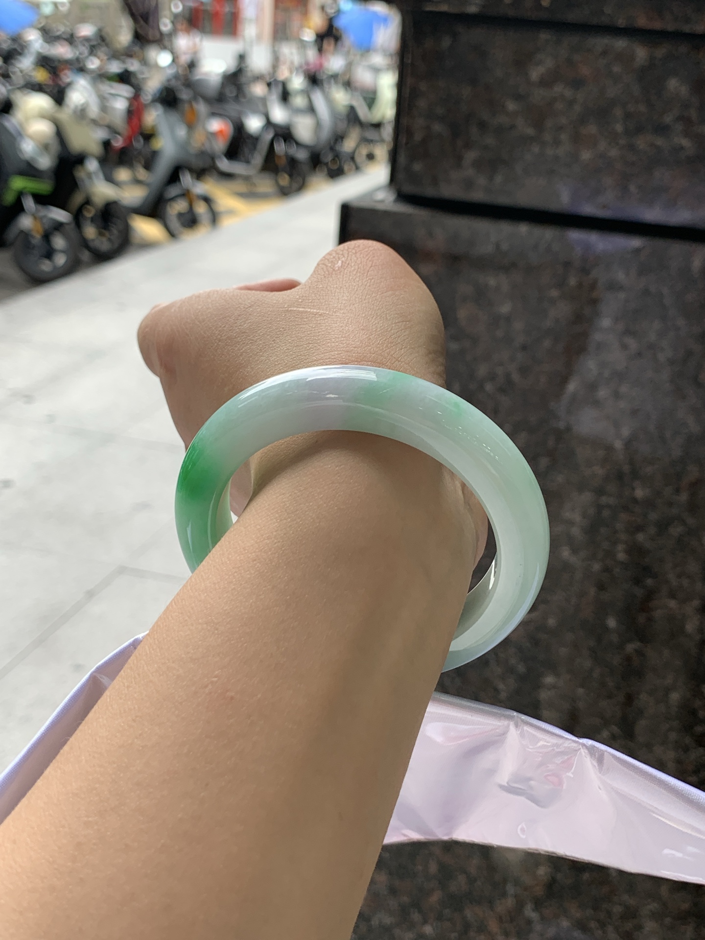 飘阳绿正圈 56-11.6-9.6 0722-FF-4256 无裂，飘阳绿花，鲜艳得像新冒头的嫩芽，灵动清新，即柔和又充满生机。