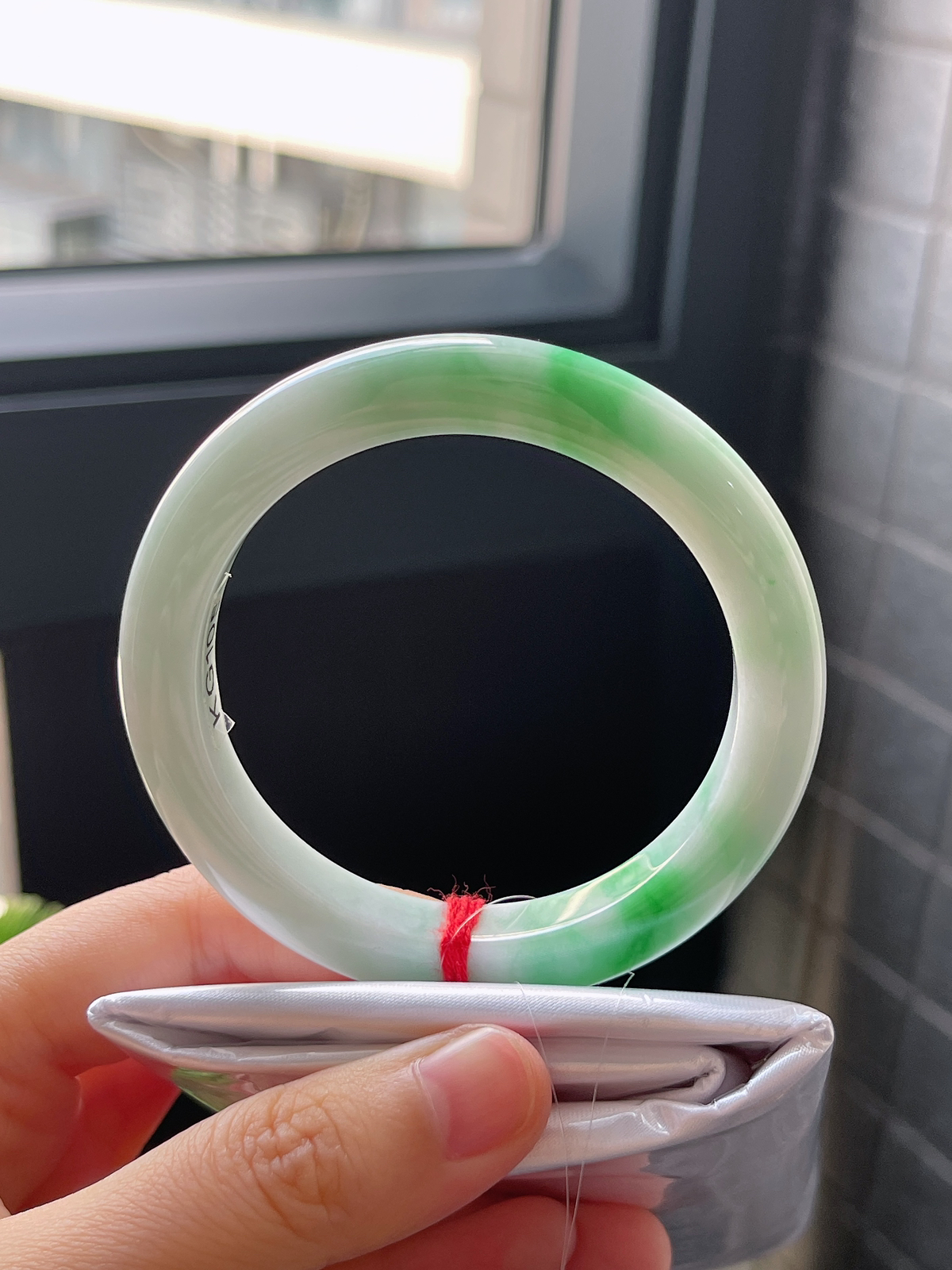 正圈54圈口，翡翠糯化种飘绿手镯