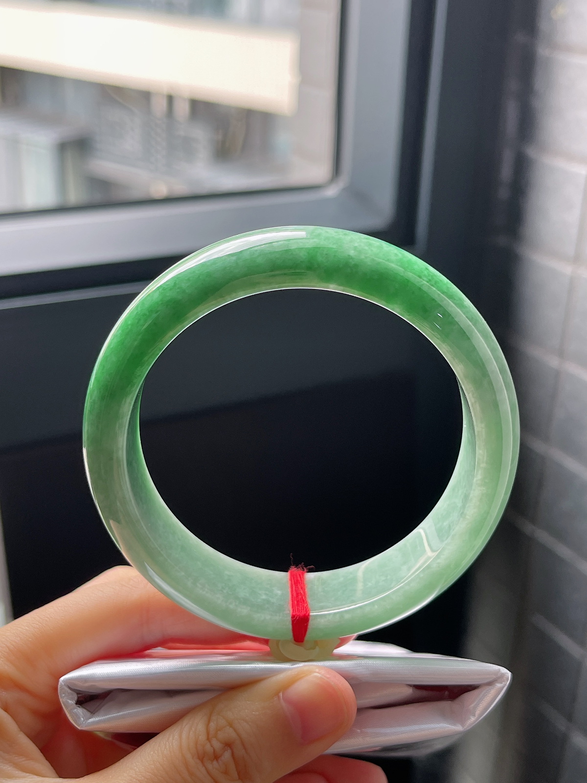 圈口60.5，糯化种飘绿翡翠宽版手镯