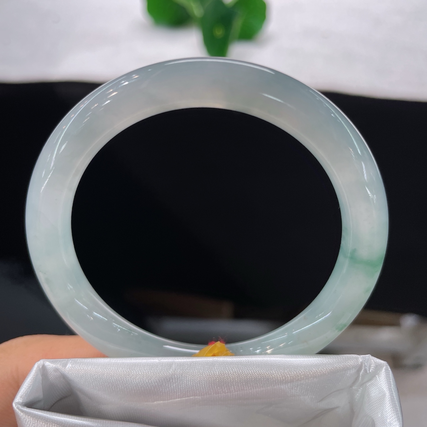 圈口51/8，冰飘花圆条，正圈52/53可戴，仿若青川凝露，冰透莹润。飘花如烟似缕婉转流淌。无裂