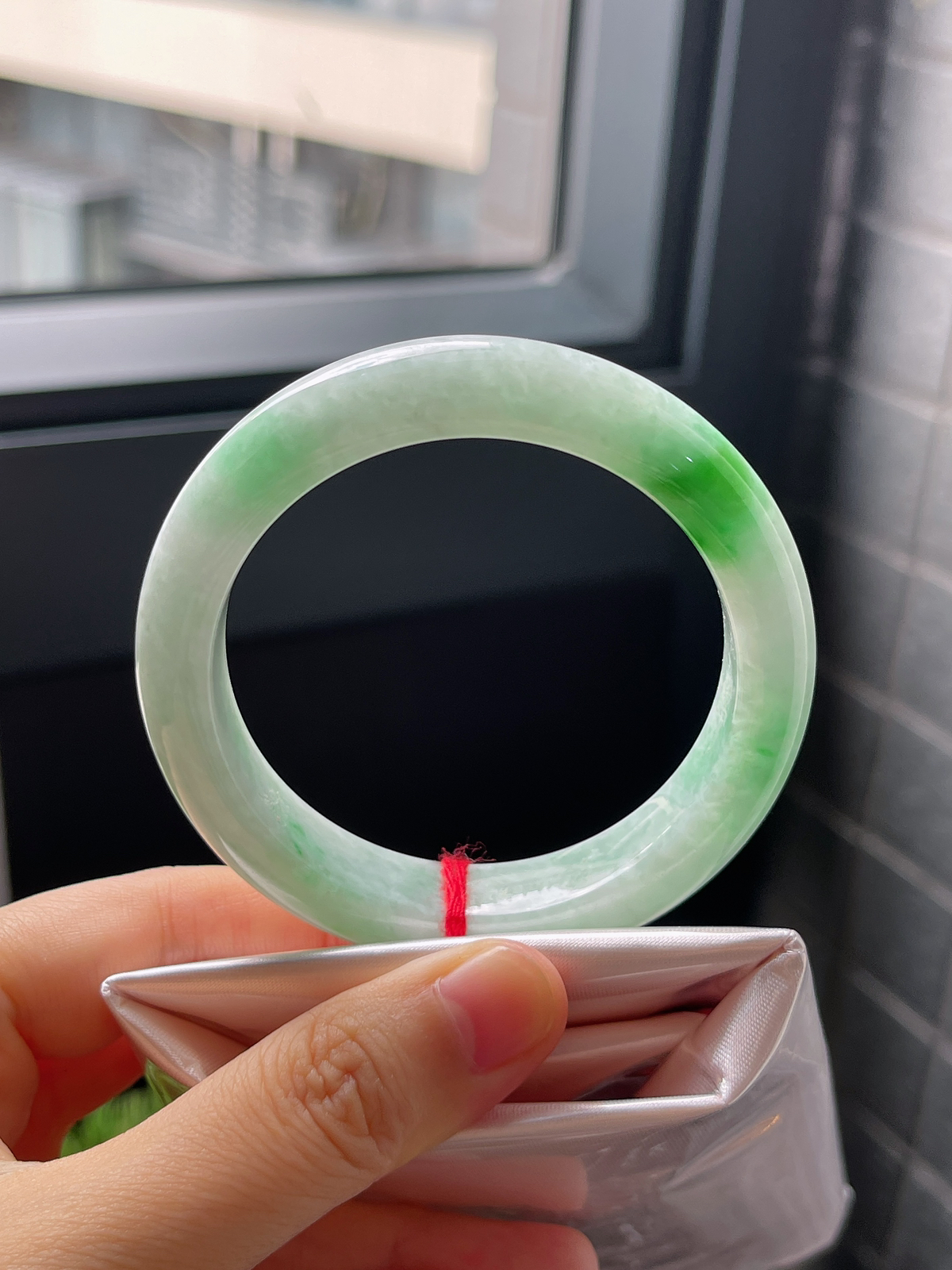 圈口53.5，糯化种飘花阳绿翡翠正圈手镯