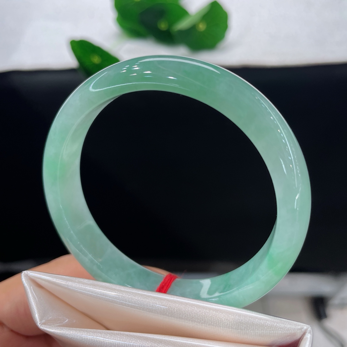 圈口56.5/11.8/8.1，晴水满绿正圈，56/57可戴，整块玉料晕染匀净湖水绿，水润柔光静静覆于镯身。无裂