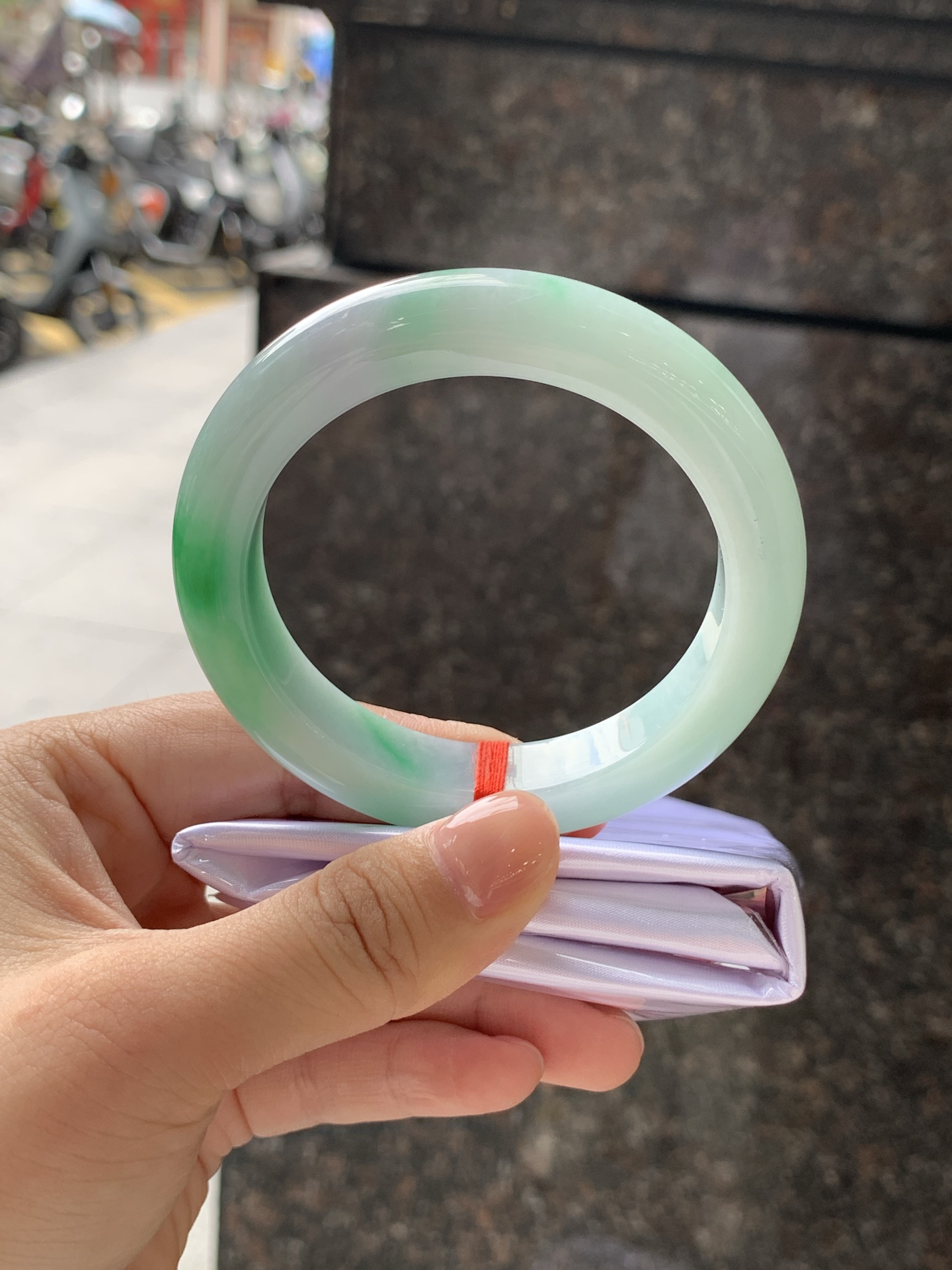 飘阳绿正圈 56-11.6-9.6 0722-FF-4256 无裂，飘阳绿花，鲜艳得像新冒头的嫩芽，