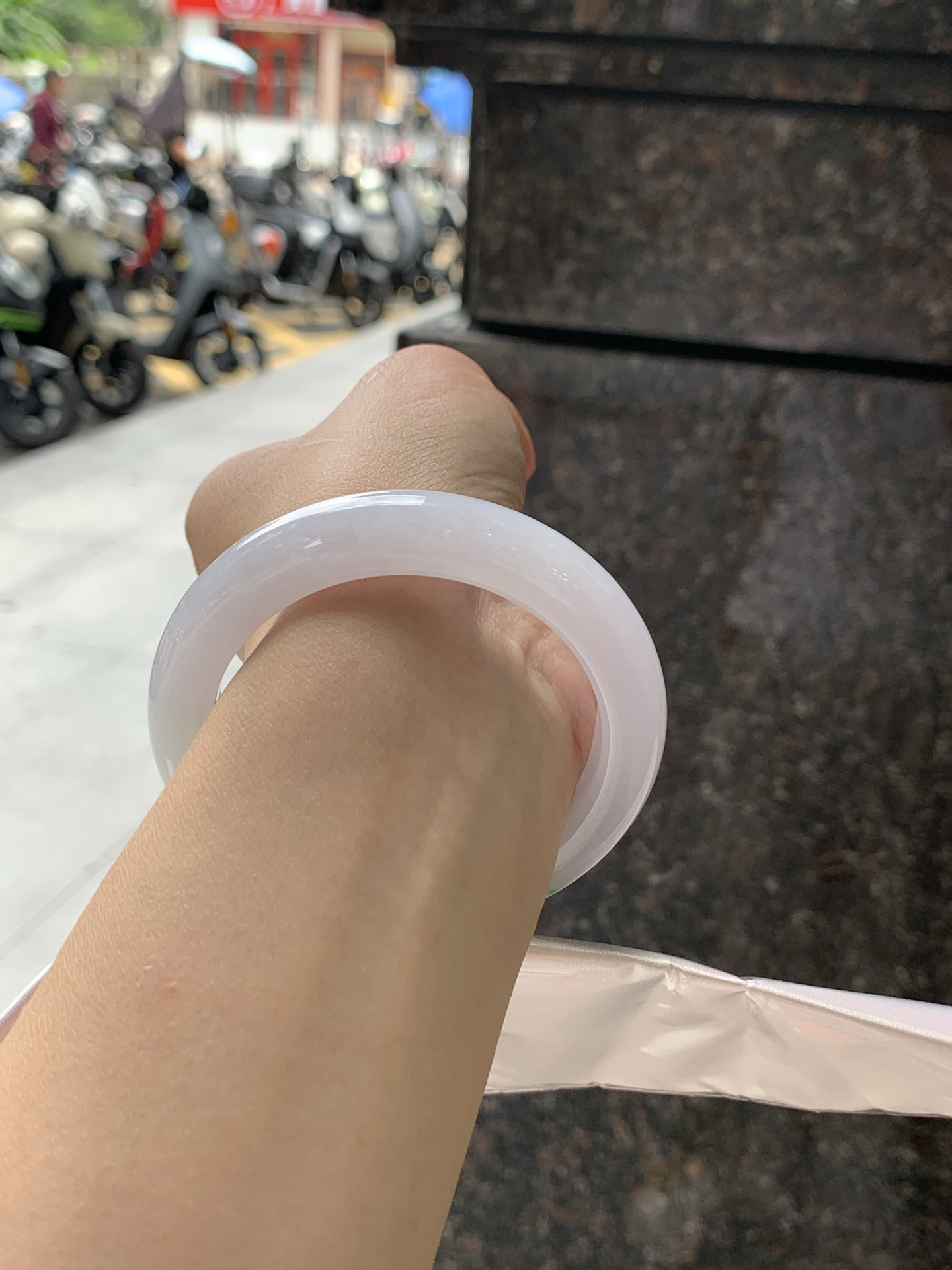 淡春彩正圈 54.2-11.5-9.5 0722-FF-3928 无裂，底妆水润细腻，淡淡粉底与一抹阳绿花搭配，宛如春天的繁华。在岁月的长河流转中绽放着独特的魅力，气质温婉而迷人。
