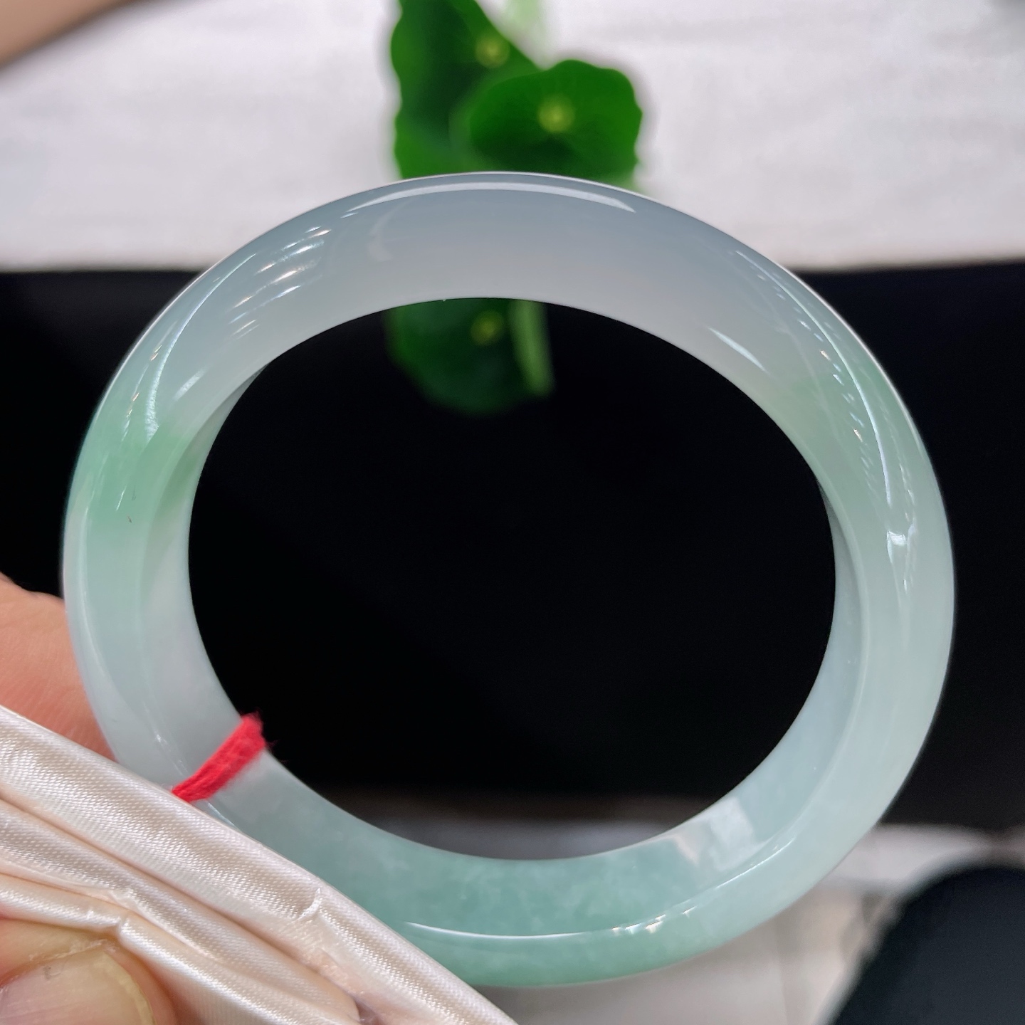 圈口55.6/12.2/8.0，冰晴绿正圈，55/56可戴，半凝霜白半衔春翠，冰肌玉骨澄澈莹润，无裂