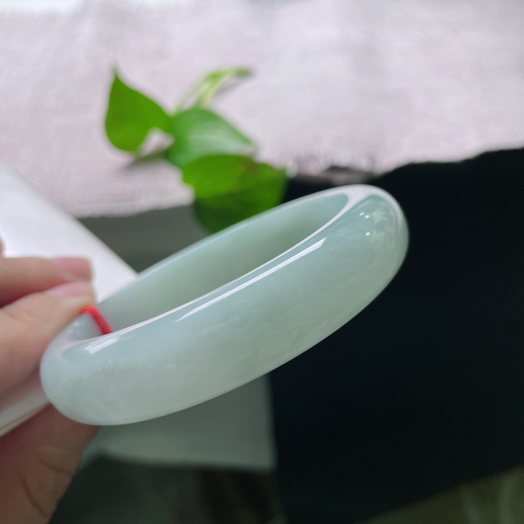 58.8/14/8.1，绿底正圈，皮纹，柔和淡青底色水光满满，触感顺滑贴腕，佩戴清爽舒适，简约秀气不挑穿搭。ss55701a