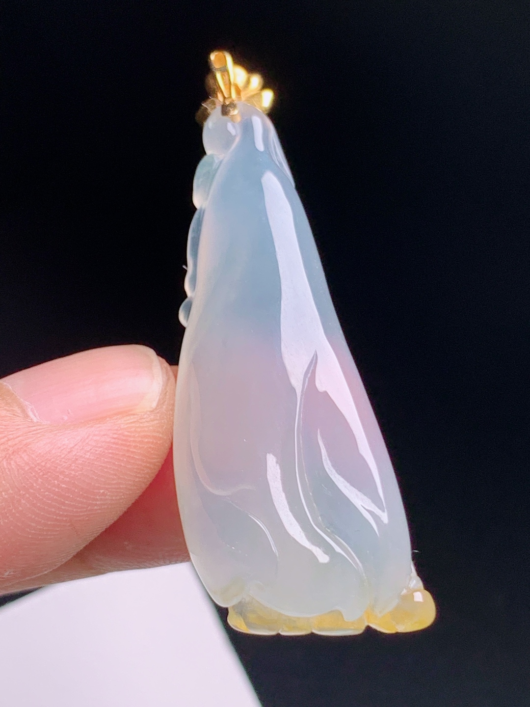 黄翡玉兰花吊坠，质地莹润版型修长，温婉清雅花香韵致 裸石43.8-16-8.5 整体49.7 080720