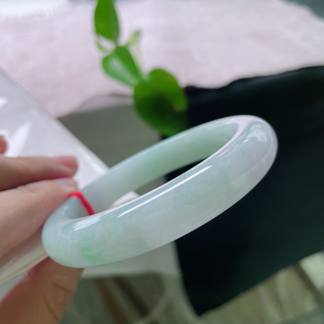 59.8/12.3/9.3，春彩正圈，无裂，糯冰种春彩正装手镯，一半淡雅紫色，一半清新晴绿，双色自然过渡相融。ss56396a