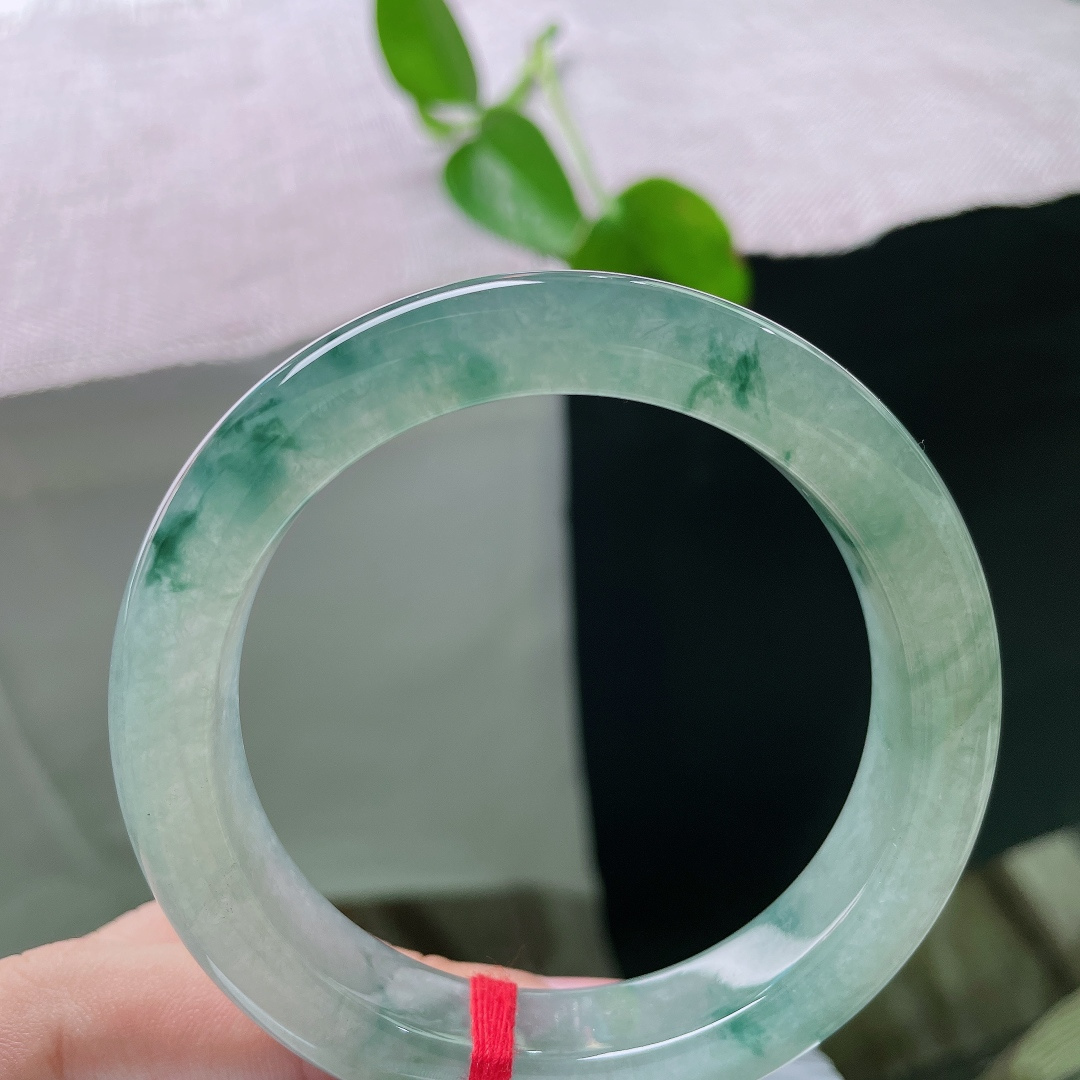57.2/12.3/9.6，冰飘花正圈，无裂，清透冰，自带胶感。写意蓝花错落飘散于镯身，如同远山翠影晕染开来，意境清雅，诗意氛围感拉满，收藏自留皆相宜。ss56147a