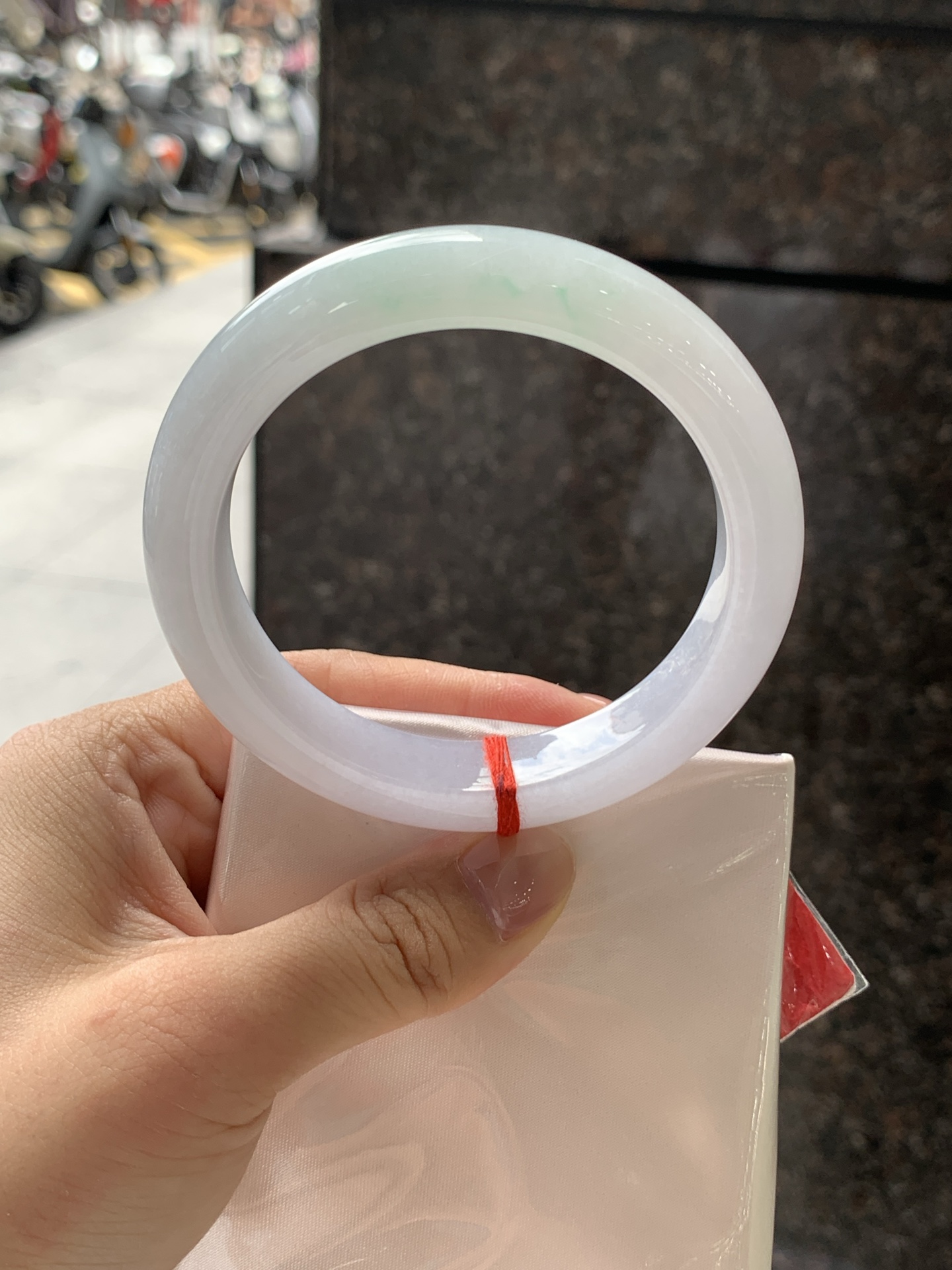 淡春彩正圈 59-12-9.4 0722-FF-4041 无裂，底妆水润细腻，淡淡粉底与一抹阳绿花搭配，宛如春天的繁华。在岁月的长河流转中绽放着独特的魅力，气质温婉而迷人。