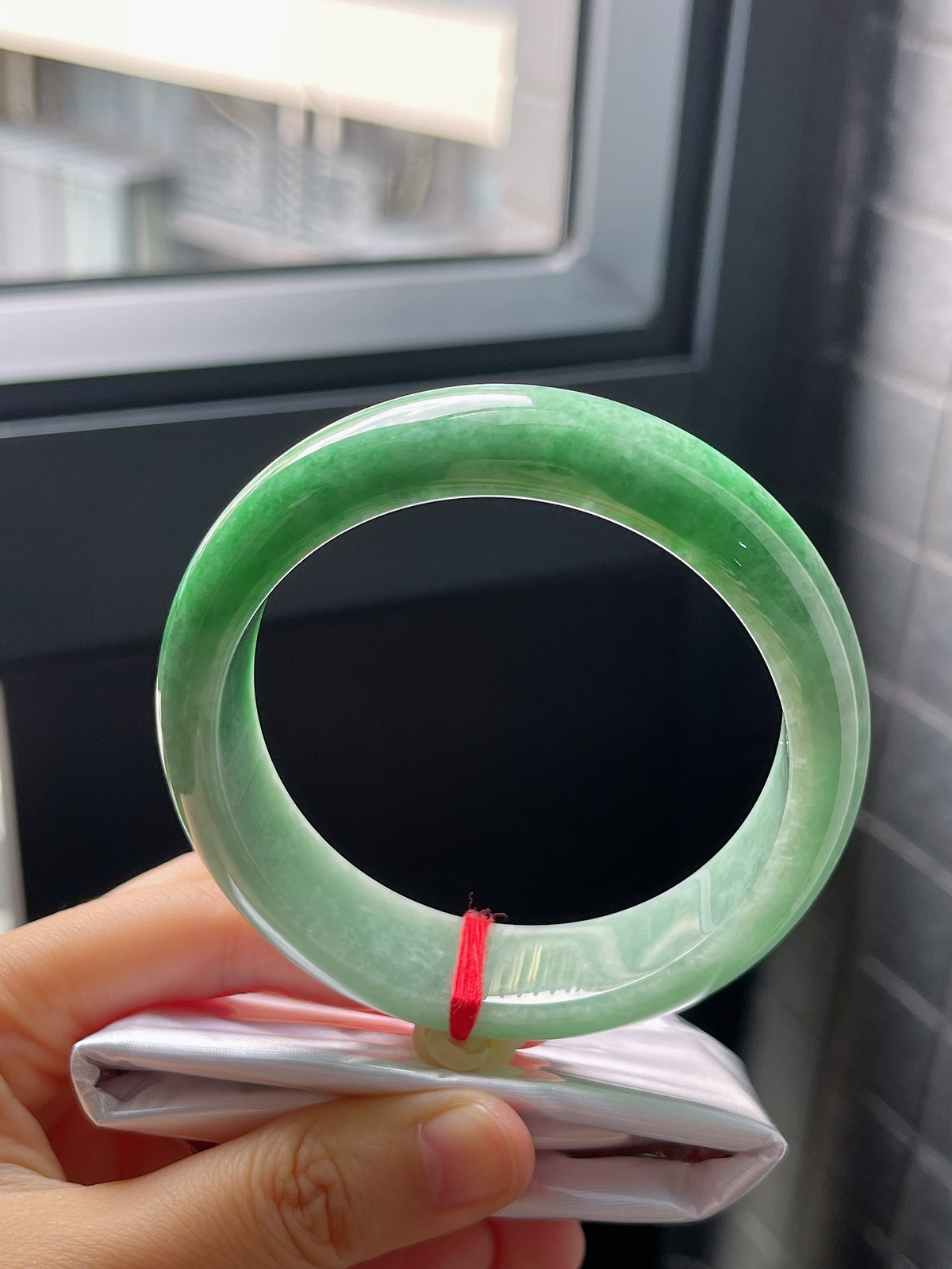 圈口60.5，糯化种飘绿翡翠宽版手镯