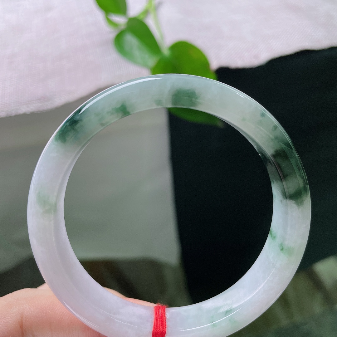 56.9/12/7.7，飘花正圈，有裂，玉底藏墨韵，翠影自横斜。一缕飘花漫绕镯身，山水入腕，自带清雅