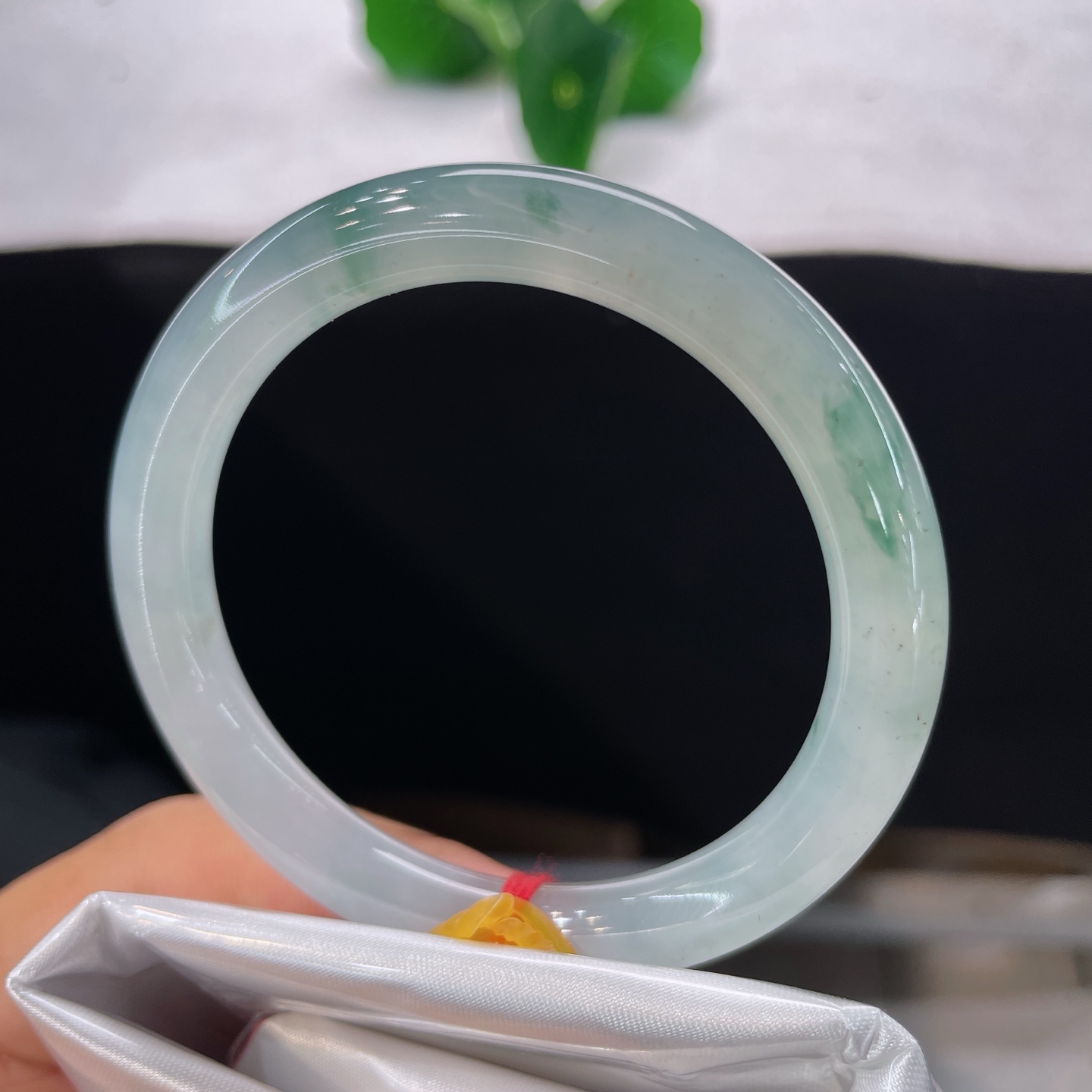 圈口51/8，冰飘花圆条，正圈52/53可戴，仿若青川凝露，冰透莹润。飘花如烟似缕婉转流淌。无裂