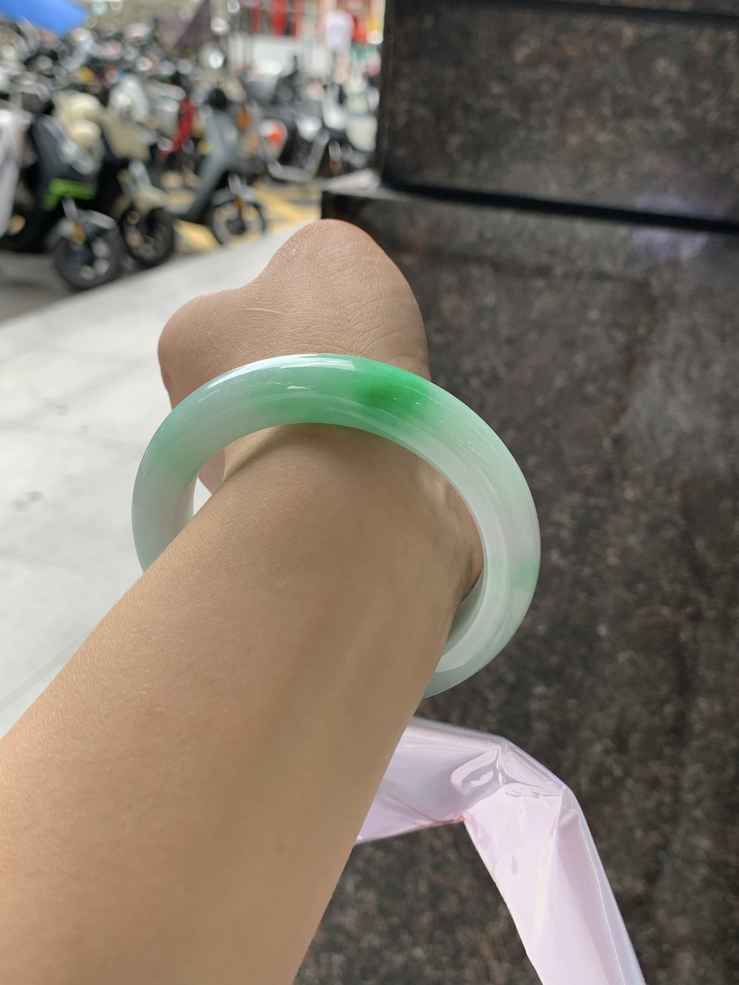 飘阳绿正圈 56-11.6-9.6 0722-FF-4256 无裂，飘阳绿花，鲜艳得像新冒头的嫩芽，灵动清新，即柔和又充满生机。